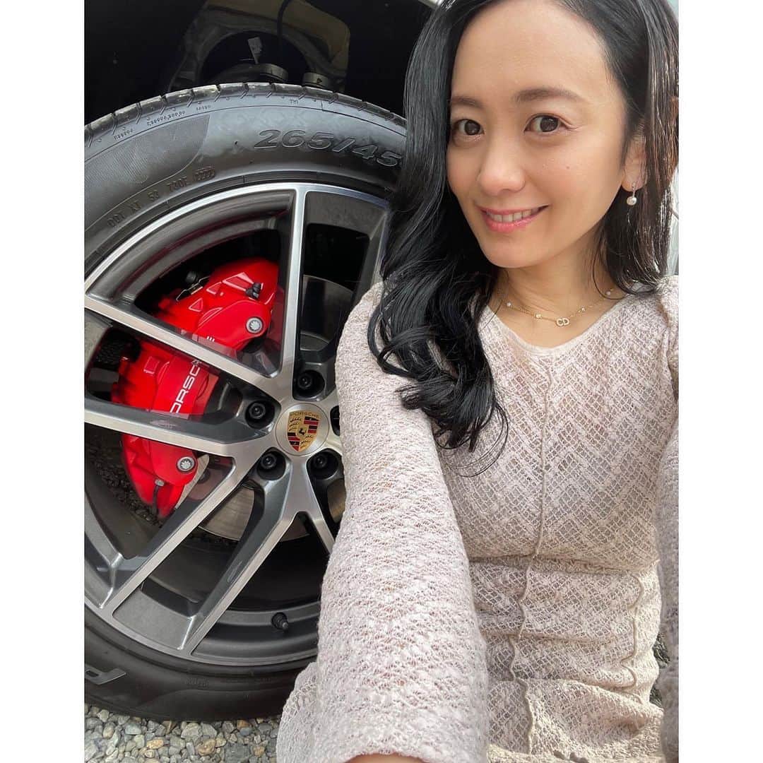 脊山麻理子のインスタグラム：「今年の初仕事は、macanと雑誌「ベストカー」の撮影でした♡お寺の山門とmacanっておしゃれ♡表参道の交差点のすぐそばにこんな静かな場所があるなんて♡そこでも猫神様に会えました♡うちの猫神様みるくぽんと同じ三毛猫ちゃん♡  発売日が決まったらまた告知します♡  #ベストカー #ポルシェ #macan #Porsche #善光寺 #表参道」