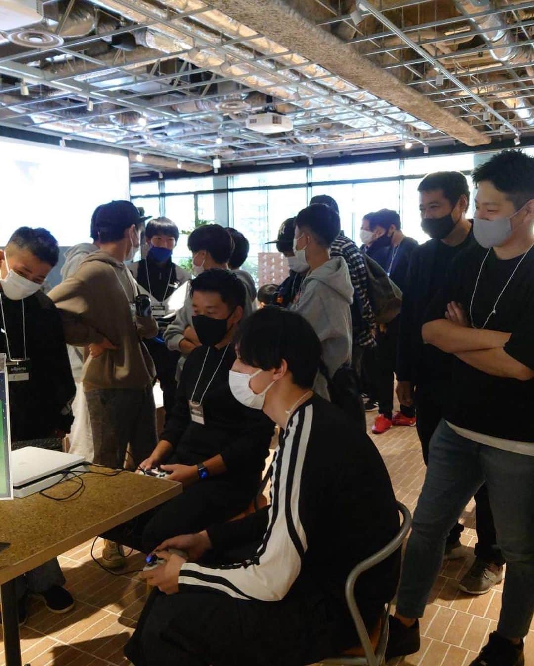 GENKIモリタさんのインスタグラム写真 - (GENKIモリタInstagram)「『esports meet』 タイトル通りゲームを通して人との出会いを生み出す🎮  昨年多くの方のご協力もあり実現出来ました！ 来場者200名とても楽しいイベントになりました✨️  繋がりから人が集まってみんなで楽しむ空間、とても幸せな気持ちになります！  今自分もプロとして活動出来てるのはほんとにご縁です✨️  全ての方に感謝をしてこれからも活動をしていきます！  今年も1月、2月とイベント続きますのでぜひともご参加してくださいね✨️  いつもありがとうございます✨️ ᕙ( ˙꒳​˙ )ᕗ🎮  #プロゲーマー #eスポーツ #efootball #GENKIモリタ」1月14日 15時06分 - genki_morita