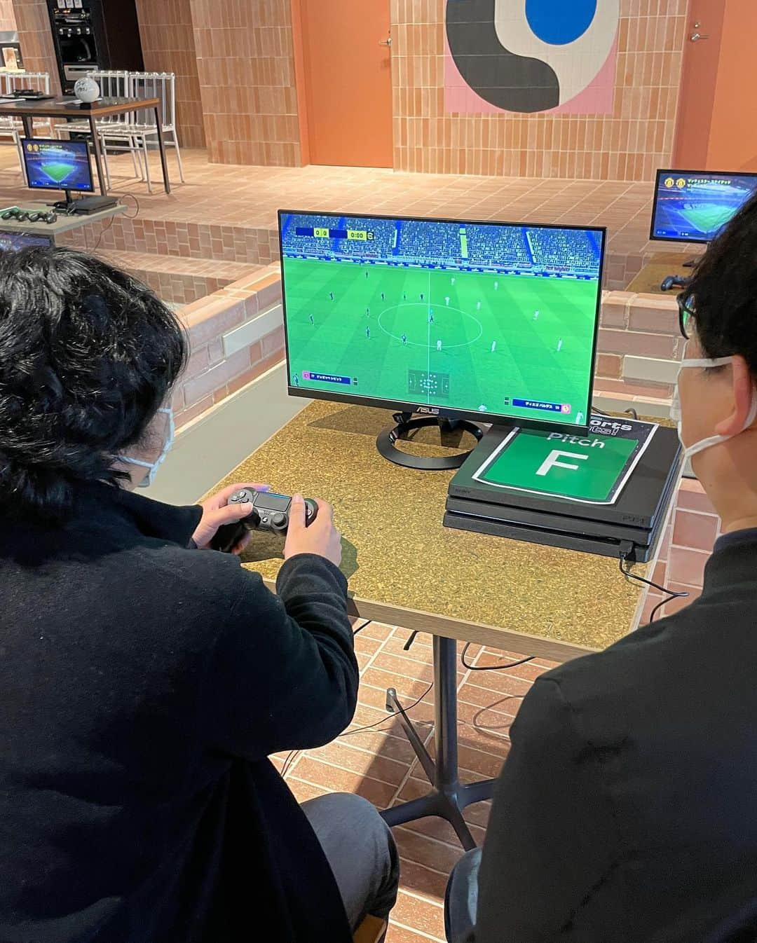 GENKIモリタさんのインスタグラム写真 - (GENKIモリタInstagram)「『esports meet』 タイトル通りゲームを通して人との出会いを生み出す🎮  昨年多くの方のご協力もあり実現出来ました！ 来場者200名とても楽しいイベントになりました✨️  繋がりから人が集まってみんなで楽しむ空間、とても幸せな気持ちになります！  今自分もプロとして活動出来てるのはほんとにご縁です✨️  全ての方に感謝をしてこれからも活動をしていきます！  今年も1月、2月とイベント続きますのでぜひともご参加してくださいね✨️  いつもありがとうございます✨️ ᕙ( ˙꒳​˙ )ᕗ🎮  #プロゲーマー #eスポーツ #efootball #GENKIモリタ」1月14日 15時06分 - genki_morita