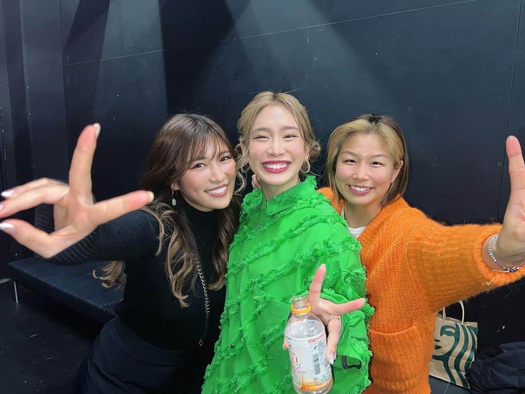  りさぶーのインスタグラム：「久しぶりに揃った♡ . この1枚しか撮ってないのにいい写すぎ😮‍💨💓 Yahooニュースを書いた人へ 本当の姉妹と勘違いをされてますが法元ではありません。笑 . #私は三崎ね #でもこんなお姉ちゃんと妹欲しかった #誤解されても言い続ける #三姉妹 笑笑」