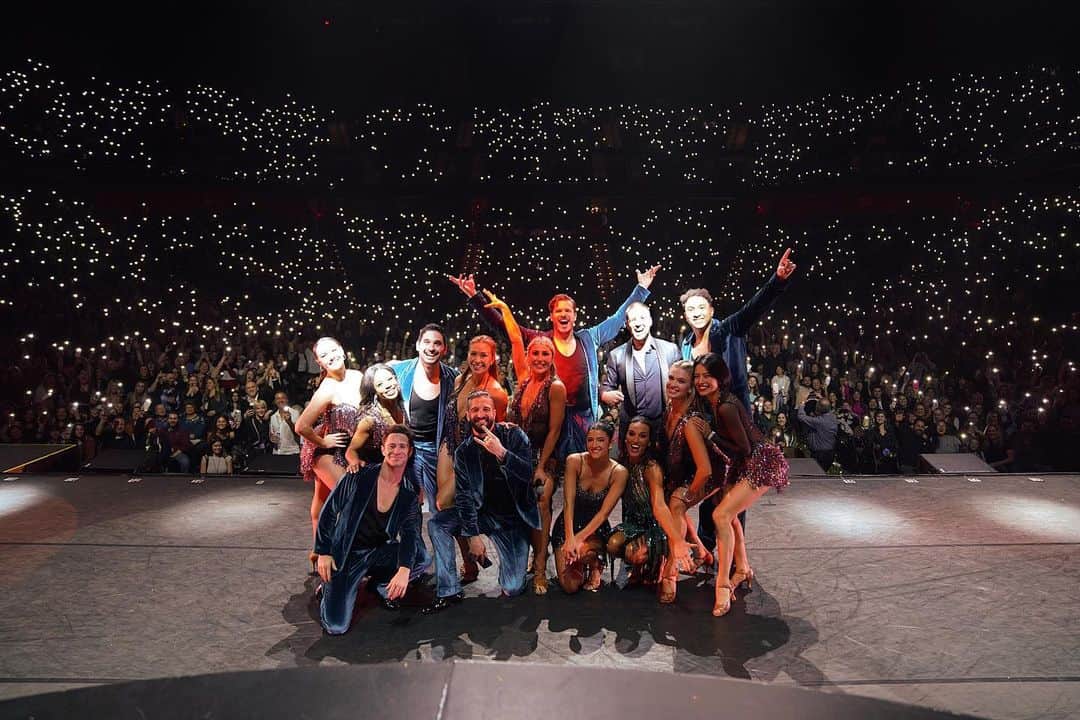ジェシカのインスタグラム：「Pinch me. @dwtstourofficial」