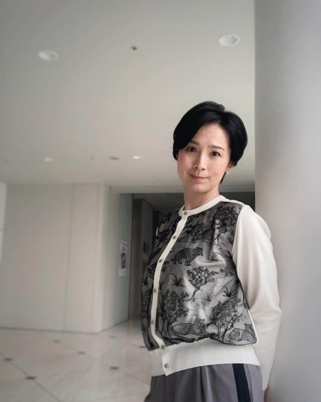野村真季のインスタグラム：「ANNニュース#着用衣装   1〜3枚目 1/14 朝ニュース/昼ニュース トップスには実はトラの刺繍が！ なんだか強さを忍ばせている感じが楽しい。  4〜6枚目 1/11 午後ニュース  7〜9枚目 1/10 午後ニュース  #テレビ朝日 #アナウンサー #アナウンサー衣装 #ootd  #40代コーデ #40代ファッション #50代ファッション #大人コーデ #大人ファッション  #野村真季」