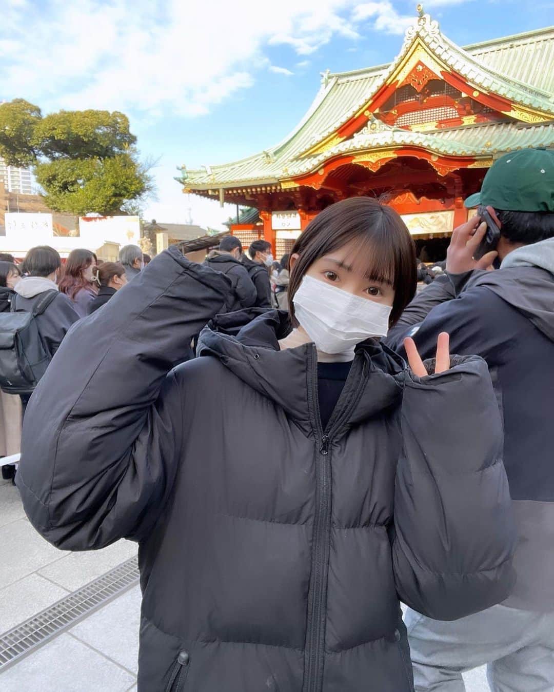 丸の内OLレイナ（美容）のインスタグラム：「遅れましたがあけおめ⛩  今年はプレイヤー引退が目標です🐰 ラスト楽しんで行こ！  皆んなからのあけおめコメント待ってるよ📝  #初詣」