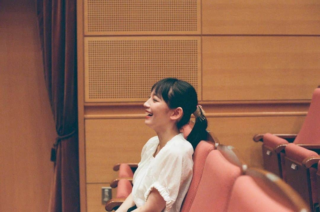 吉岡里帆さんのインスタグラム写真 - (吉岡里帆Instagram)「第35回日刊スポーツ映画大賞 「ハケンアニメ」が作品賞を受賞しました💐  年明け、 吉野監督の受賞コメントを見て胸が熱くなりました。 興行的には厳しかった作品だけど、見て下さった実際に現場に携わる方々の応援コメントや観客の方の口コミで2ヶ月のロングランに結び着いたこと。 時間がかかっても人に届いたこと。 限られた時間の中でアニメを作って下さったクリエイターの皆様の存在。 東映チームと監督の繊細で崇高な粘り強さ。  改めて良い現場、良い作品に出会えたんだなと。 こういう出会いが人生にはあるんだなと。 こんなのずっと頑張れちゃうじゃないか…  20代最後のギフトでした。  #日日」1月14日 15時29分 - riho_yoshioka