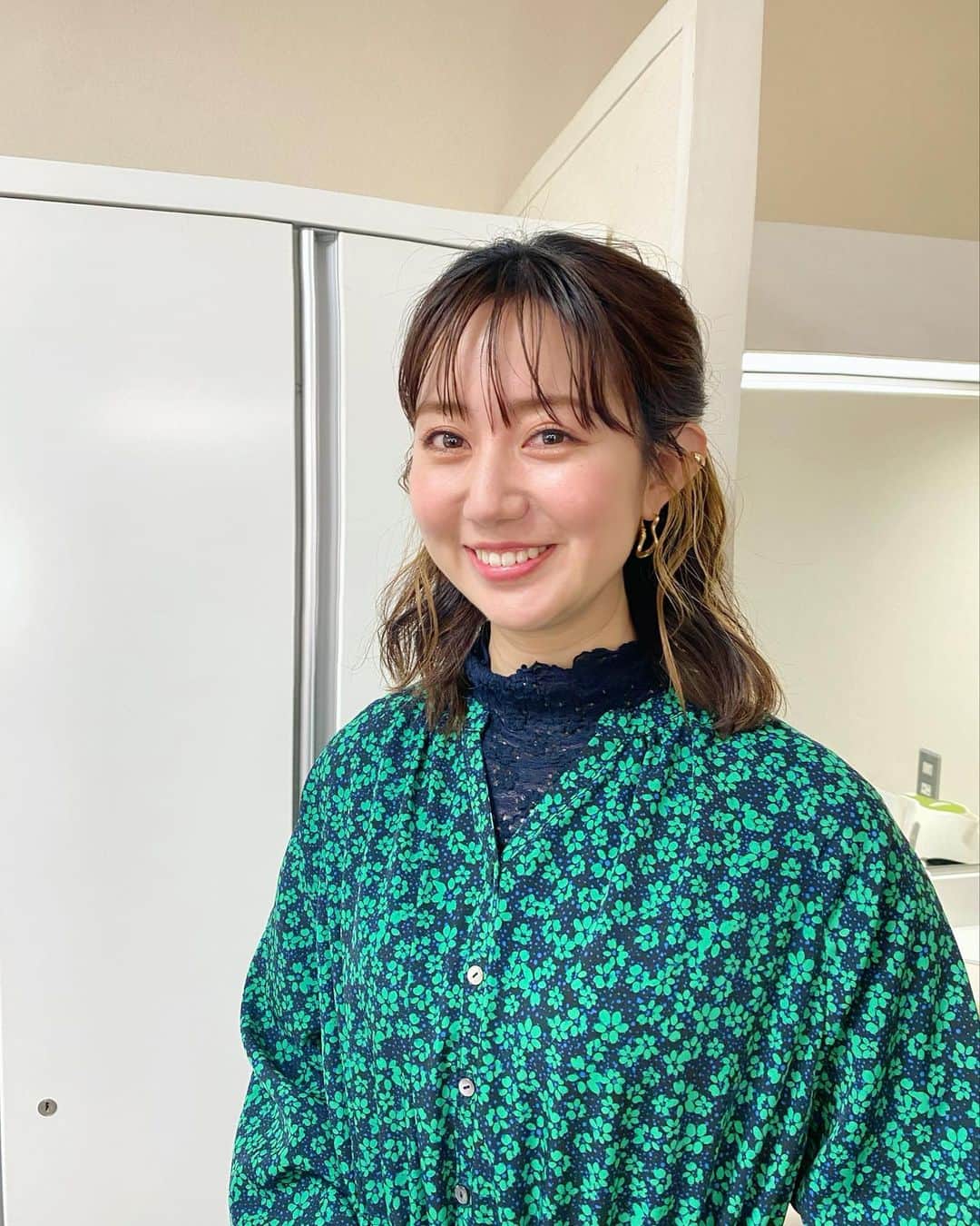 のインスタグラム：「. 明日1月15日（日）10:00〜 フジテレビ「ワイドナショー」に出演します😍 2回目です！わーい👏 育児についてのお話で ちょっと必死になりすぎたと反省しておりますが 今年最初のワイドナショー、ぜひご覧ください✨  そ！し！て！ 12:29からは テレビ大阪「発見！食遺産」に出演します😍！ @yasulog  #石田靖　さんと 京都府宮津市でロケしてきました✨ こちらもぜひ！ご覧ください💕  昨年末お仕事頑張ったので 明日はOAが2本もあって 嬉しいよーーー！！🤣❤️  質問たくさんいただきましたが ワイドナショー衣装はこちら！  ワンピース、インナー @anana_official ジュエリー @ete_official パンプス @daianashoespress  #ワイドナショー」