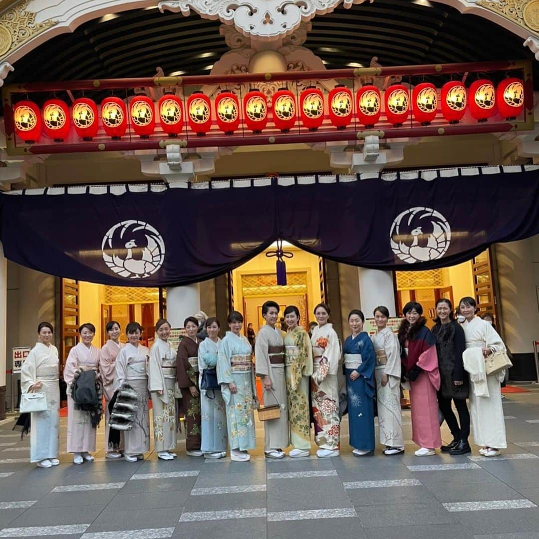 永井美奈子さんのインスタグラム写真 - (永井美奈子Instagram)「👘 高齢の母に手伝ってもらえなくなってから、とんと、遠ざかっていた着物👘  ママ友からの 「着物で歌舞伎を見に行きませんか」というお誘いに 😱😱😱 最初は無理無理！と思っていたのですが、5年も開けていない桐のタンス👘 母が事あるごとに買い揃えてくれた着物達がこのまま日の目を見ないまま、 文字通り箪笥の肥やしになっていくのも忍びなく。  こんな事でもないと重い腰を上げないと思い、 一念発起。 今年は自分で着付けられるくらいにはなろう！ と心に決めました。  先ずは、お着物に詳しい @asako_330 麻子さんにお願いして、パンドラの箱を開けるところから😅  着ていくお着物を決めるのに2時間🤣🤣🤣🤣これは大変なことになりそう😱 と思ったのは序の口 半衿を付けるのにYouTubeを 見ながら格闘😱久しぶりの針仕事は老眼でピントが合わず 思い切り指に針🪡を刺して、真っ白な半衿に真っ赤な血がつく🩸流血の惨事  そんなこんなで一騒動だった お着物を着て歌舞伎を見る #キモノデナイト  #キモノデ歌舞伎ナイト   行ってみれば、まぁ艶やかな皆様のお着物姿。 帯もヘアスタイルも個性が出ていて、こんなに楽しいものかと。  「日本人の民族服なのに、着物を自分で着られないのっておかしいよね」 @yunakanishi 悠ちゃんの一言から始まったという キモノデナイト  私などまだまだ入り口に立ったばかりで、 奥は深いと思うけれど、 この沼は中々に追及のし甲斐がありそうです。  終演後のディナーに駆けつけてくださった @somegoro_official さんが これまた素敵で。 今までの少年らしさに加えて 覚悟を持った立派な舞台人になられて、こうして若い方の成長をずっと観られるのも歌舞伎の醍醐味ですよね。  ツッコミどころ満載の着物姿でお目汚しですが、私も成長していきたいと思いますのでお許し下さい🙇‍♀️🙇‍♀️🙇‍♀️  #アルマーニリストランテ  #アルマーニ銀座タワー   #市川染五郎  #高麗屋  #歌舞伎座  #壽新春大歌舞伎」1月14日 15時44分 - nagaiminako.com375