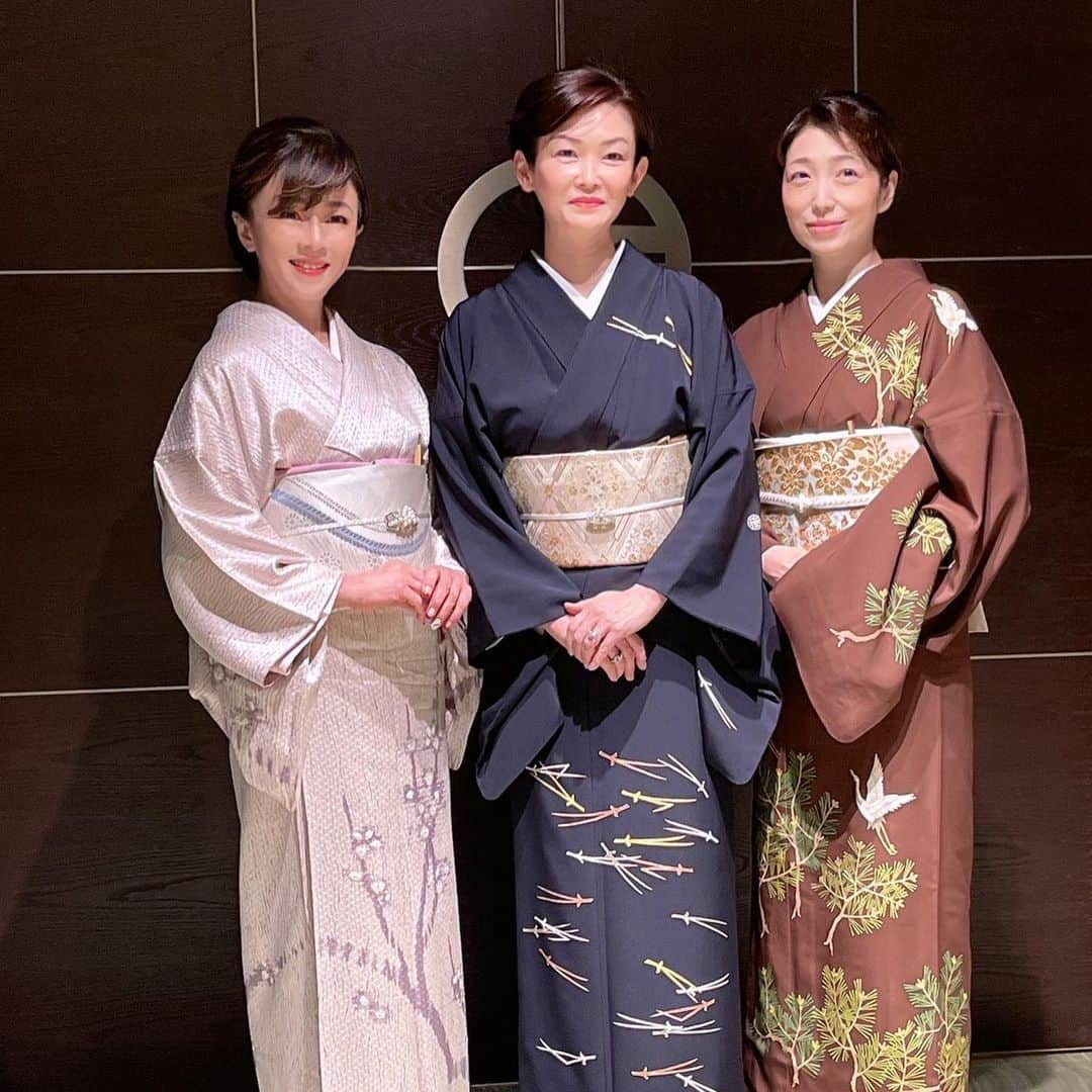 永井美奈子さんのインスタグラム写真 - (永井美奈子Instagram)「👘 高齢の母に手伝ってもらえなくなってから、とんと、遠ざかっていた着物👘  ママ友からの 「着物で歌舞伎を見に行きませんか」というお誘いに 😱😱😱 最初は無理無理！と思っていたのですが、5年も開けていない桐のタンス👘 母が事あるごとに買い揃えてくれた着物達がこのまま日の目を見ないまま、 文字通り箪笥の肥やしになっていくのも忍びなく。  こんな事でもないと重い腰を上げないと思い、 一念発起。 今年は自分で着付けられるくらいにはなろう！ と心に決めました。  先ずは、お着物に詳しい @asako_330 麻子さんにお願いして、パンドラの箱を開けるところから😅  着ていくお着物を決めるのに2時間🤣🤣🤣🤣これは大変なことになりそう😱 と思ったのは序の口 半衿を付けるのにYouTubeを 見ながら格闘😱久しぶりの針仕事は老眼でピントが合わず 思い切り指に針🪡を刺して、真っ白な半衿に真っ赤な血がつく🩸流血の惨事  そんなこんなで一騒動だった お着物を着て歌舞伎を見る #キモノデナイト  #キモノデ歌舞伎ナイト   行ってみれば、まぁ艶やかな皆様のお着物姿。 帯もヘアスタイルも個性が出ていて、こんなに楽しいものかと。  「日本人の民族服なのに、着物を自分で着られないのっておかしいよね」 @yunakanishi 悠ちゃんの一言から始まったという キモノデナイト  私などまだまだ入り口に立ったばかりで、 奥は深いと思うけれど、 この沼は中々に追及のし甲斐がありそうです。  終演後のディナーに駆けつけてくださった @somegoro_official さんが これまた素敵で。 今までの少年らしさに加えて 覚悟を持った立派な舞台人になられて、こうして若い方の成長をずっと観られるのも歌舞伎の醍醐味ですよね。  ツッコミどころ満載の着物姿でお目汚しですが、私も成長していきたいと思いますのでお許し下さい🙇‍♀️🙇‍♀️🙇‍♀️  #アルマーニリストランテ  #アルマーニ銀座タワー   #市川染五郎  #高麗屋  #歌舞伎座  #壽新春大歌舞伎」1月14日 15時44分 - nagaiminako.com375