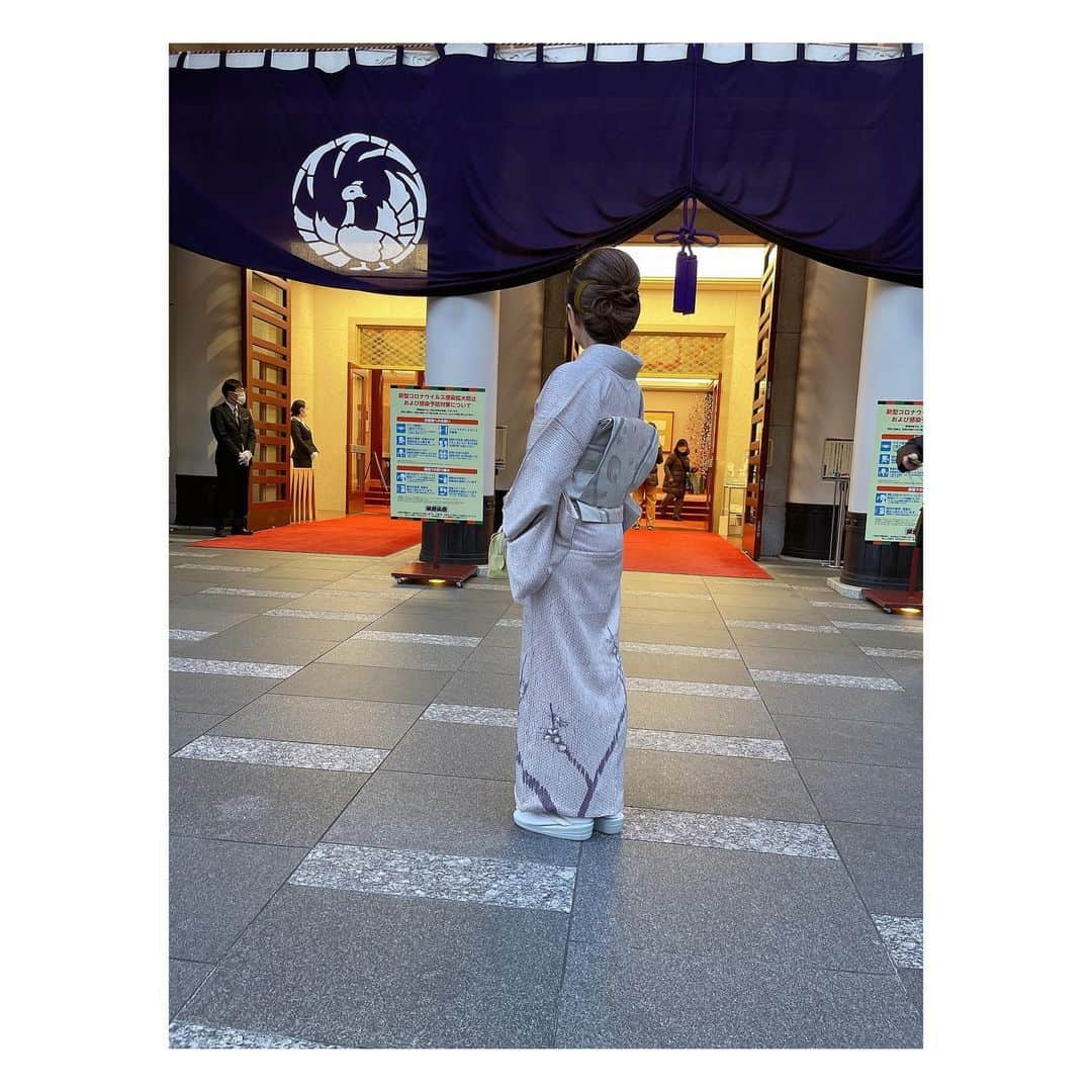 永井美奈子さんのインスタグラム写真 - (永井美奈子Instagram)「👘 高齢の母に手伝ってもらえなくなってから、とんと、遠ざかっていた着物👘  ママ友からの 「着物で歌舞伎を見に行きませんか」というお誘いに 😱😱😱 最初は無理無理！と思っていたのですが、5年も開けていない桐のタンス👘 母が事あるごとに買い揃えてくれた着物達がこのまま日の目を見ないまま、 文字通り箪笥の肥やしになっていくのも忍びなく。  こんな事でもないと重い腰を上げないと思い、 一念発起。 今年は自分で着付けられるくらいにはなろう！ と心に決めました。  先ずは、お着物に詳しい @asako_330 麻子さんにお願いして、パンドラの箱を開けるところから😅  着ていくお着物を決めるのに2時間🤣🤣🤣🤣これは大変なことになりそう😱 と思ったのは序の口 半衿を付けるのにYouTubeを 見ながら格闘😱久しぶりの針仕事は老眼でピントが合わず 思い切り指に針🪡を刺して、真っ白な半衿に真っ赤な血がつく🩸流血の惨事  そんなこんなで一騒動だった お着物を着て歌舞伎を見る #キモノデナイト  #キモノデ歌舞伎ナイト   行ってみれば、まぁ艶やかな皆様のお着物姿。 帯もヘアスタイルも個性が出ていて、こんなに楽しいものかと。  「日本人の民族服なのに、着物を自分で着られないのっておかしいよね」 @yunakanishi 悠ちゃんの一言から始まったという キモノデナイト  私などまだまだ入り口に立ったばかりで、 奥は深いと思うけれど、 この沼は中々に追及のし甲斐がありそうです。  終演後のディナーに駆けつけてくださった @somegoro_official さんが これまた素敵で。 今までの少年らしさに加えて 覚悟を持った立派な舞台人になられて、こうして若い方の成長をずっと観られるのも歌舞伎の醍醐味ですよね。  ツッコミどころ満載の着物姿でお目汚しですが、私も成長していきたいと思いますのでお許し下さい🙇‍♀️🙇‍♀️🙇‍♀️  #アルマーニリストランテ  #アルマーニ銀座タワー   #市川染五郎  #高麗屋  #歌舞伎座  #壽新春大歌舞伎」1月14日 15時44分 - nagaiminako.com375