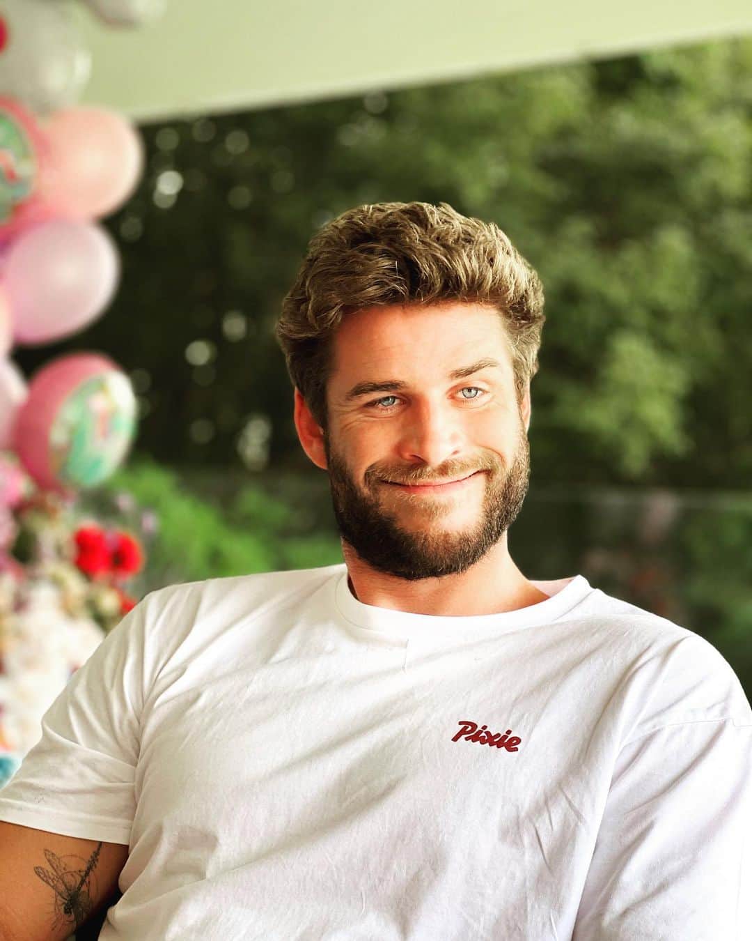 のインスタグラム：「Happy birthday young fella. @liamhemsworth thank god you’re good lookin…」