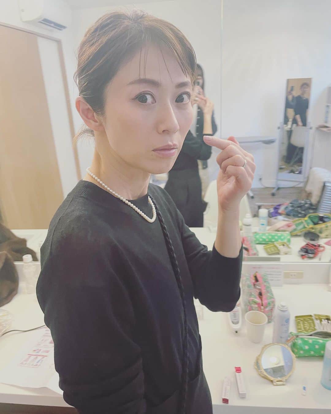 畑野ひろ子のインスタグラム：「先日撮影終わりに、メイクさんの美容話しを真剣に聞いていたら、なんか視線を感じて振り返ったら、　@renatakeshita ちゃんに撮られてたー😂 玲奈ちゃんに撮ってもらった写真📷💜」