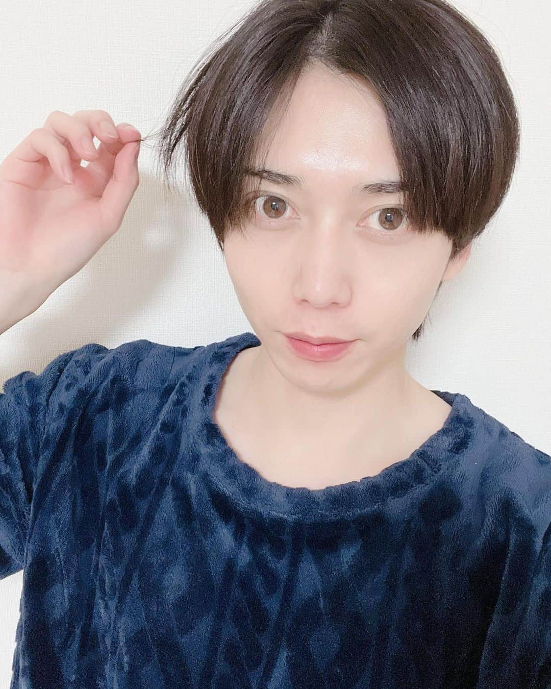 のインスタグラム：「髪の毛バッサリ切りました✨」
