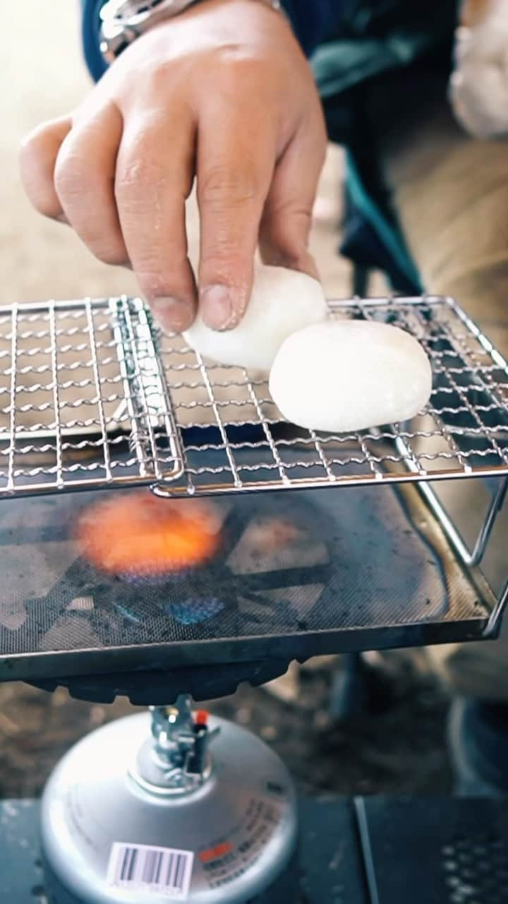 ダイスケのインスタグラム：「今朝のキャンプごはん🍚 関西風のぜんざいと珈琲を作ってもらいました！ 美味しかったー！  #朝ごはん #焚き火料理 #珈琲  #キャンプ飯 #キャンプ料理  #あさごはん #キャンプ飯レシピ  #ぜんざい #キャンプギア  #お餅 #camp #キャンプ」