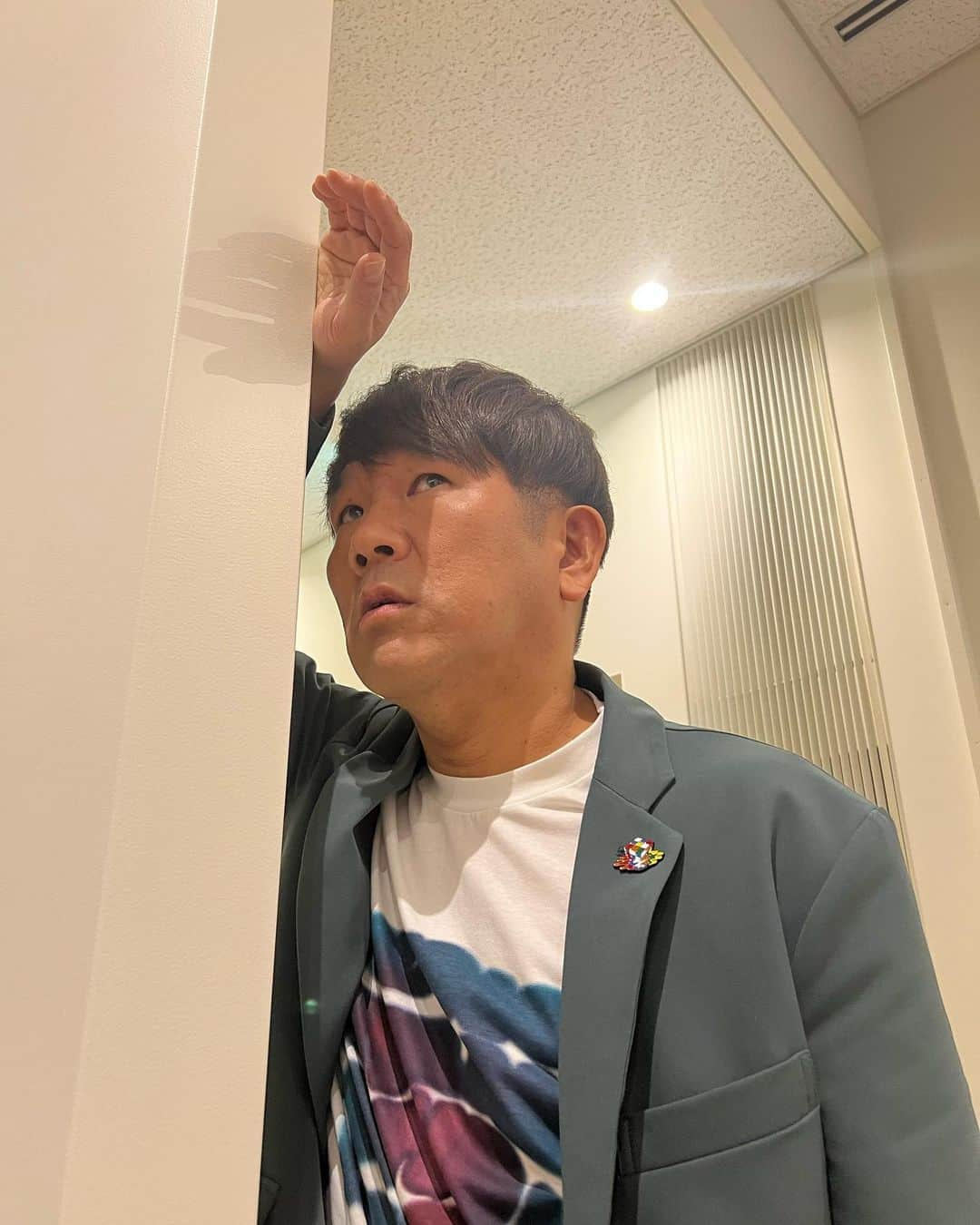 藤本敏史のインスタグラム：「映えるようにお願いして撮ってもらった。 撮影者　狩野英孝」