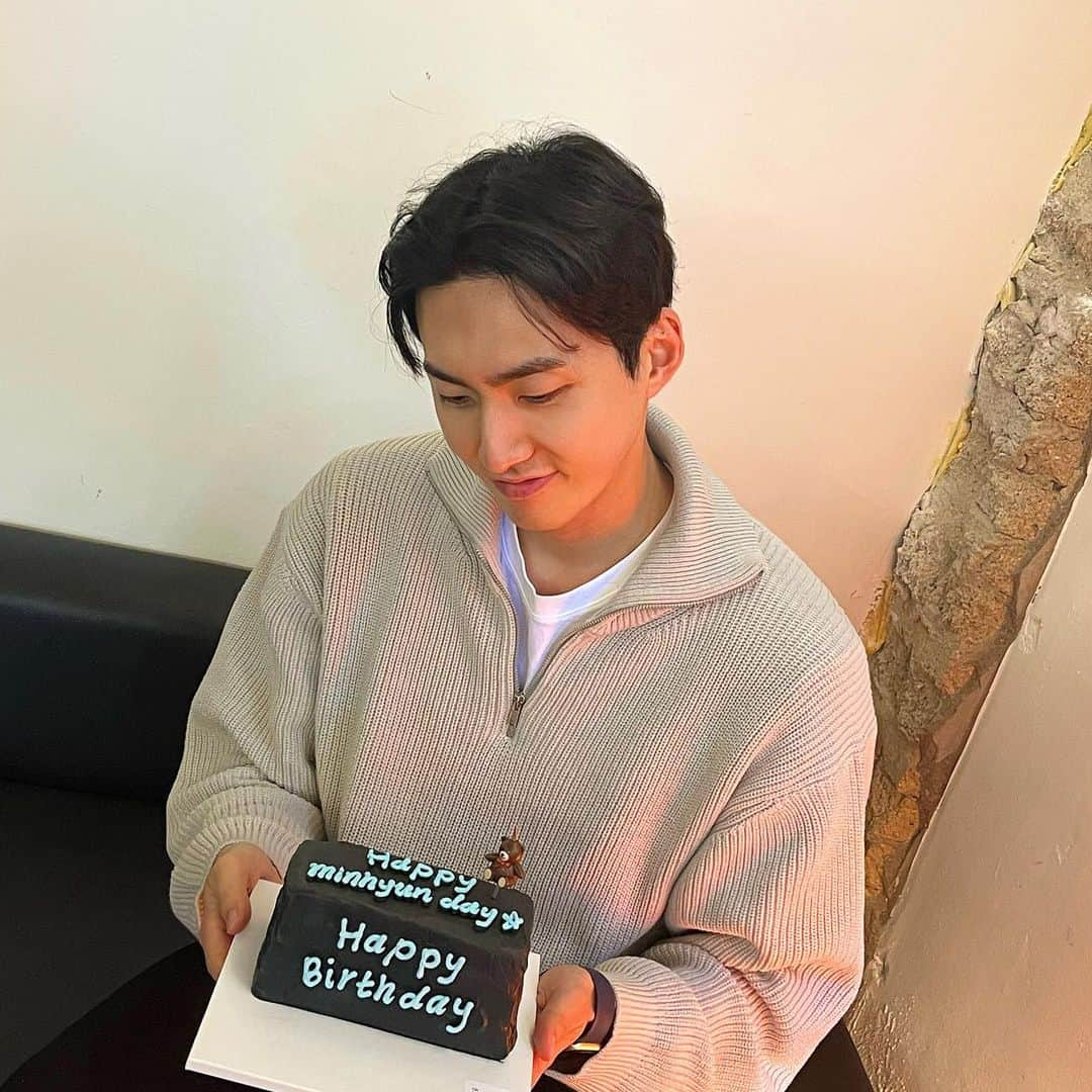 ペク・ミニョンさんのインスタグラム写真 - (ペク・ミニョンInstagram)「Happy minhyun day🎂 ⠀ 매번 해가 바뀔때마다 빠르게 다가오는 제 생일에 과분한 축하와 사랑을 받아서 너무 감사하고 행복합니다. 비록 날씨는 흐림🌧️이였지만, 마음만은 행복한 맑음☀️이였습니다. 너무 고마워요.⭐️ 새로운 아이패드야 잘부탁해!!🖥️👨‍💻 #2023년도잘부탁해요🙏🏻❤️ #minhyunday」1月14日 16時16分 - minhyun_112