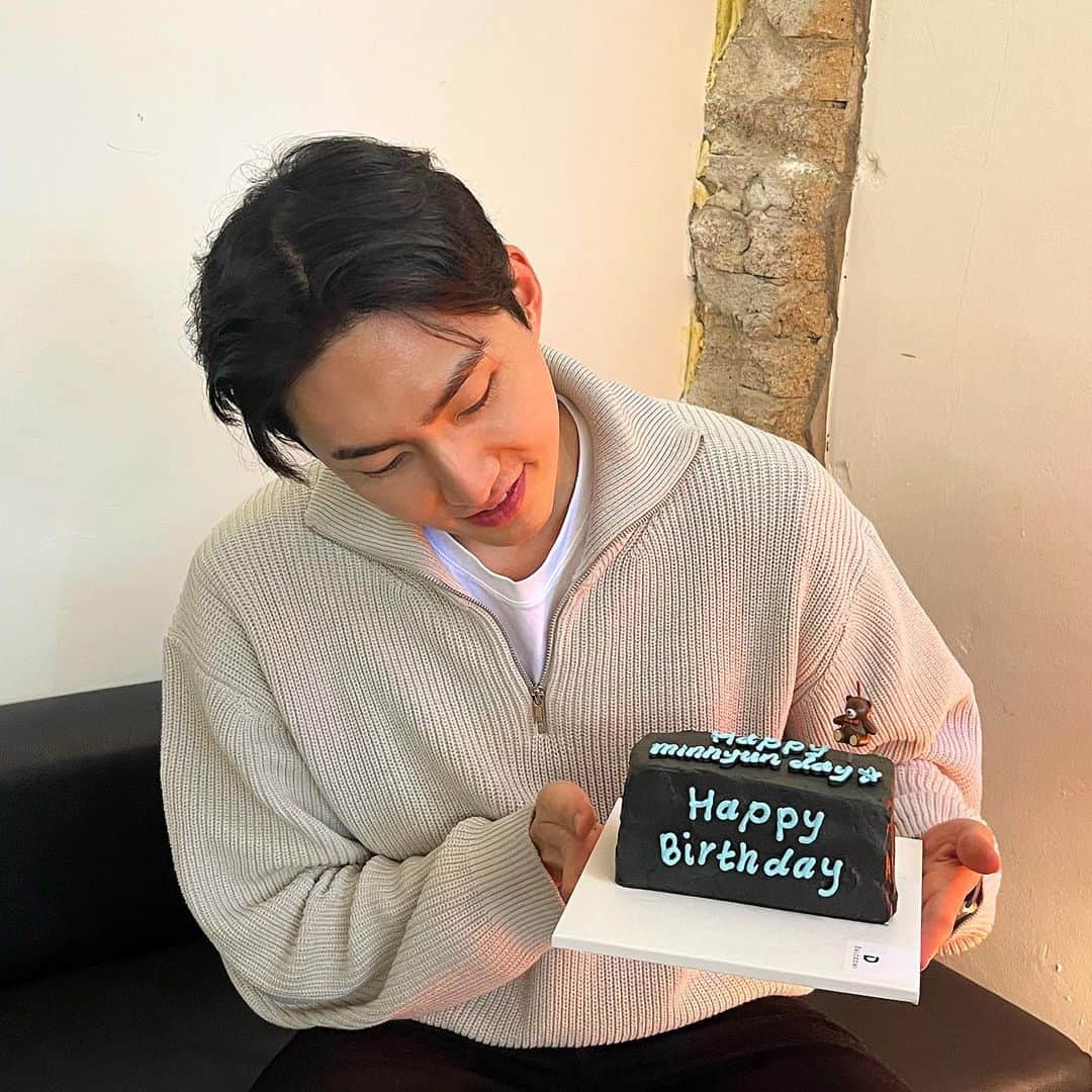ペク・ミニョンのインスタグラム：「Happy minhyun day🎂 ⠀ 매번 해가 바뀔때마다 빠르게 다가오는 제 생일에 과분한 축하와 사랑을 받아서 너무 감사하고 행복합니다. 비록 날씨는 흐림🌧️이였지만, 마음만은 행복한 맑음☀️이였습니다. 너무 고마워요.⭐️ 새로운 아이패드야 잘부탁해!!🖥️👨‍💻 #2023년도잘부탁해요🙏🏻❤️ #minhyunday」