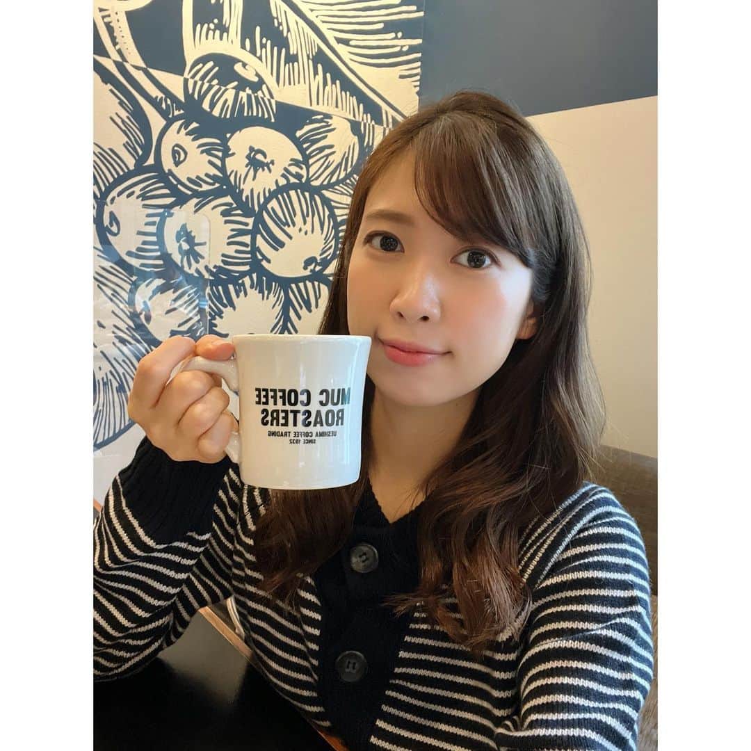 のインスタグラム：「. 年が明けてからもう2週間？！ 更新が滞っておりました🙄 アップする写真がなさすぎて… よく行くカフェで自撮り🤳笑 ⁡ 最近は食欲が爆発していて、 たくさん食べてたくさん寝てます😂 気温の変化が激しいので 皆さんどうぞご自愛くださいね！」