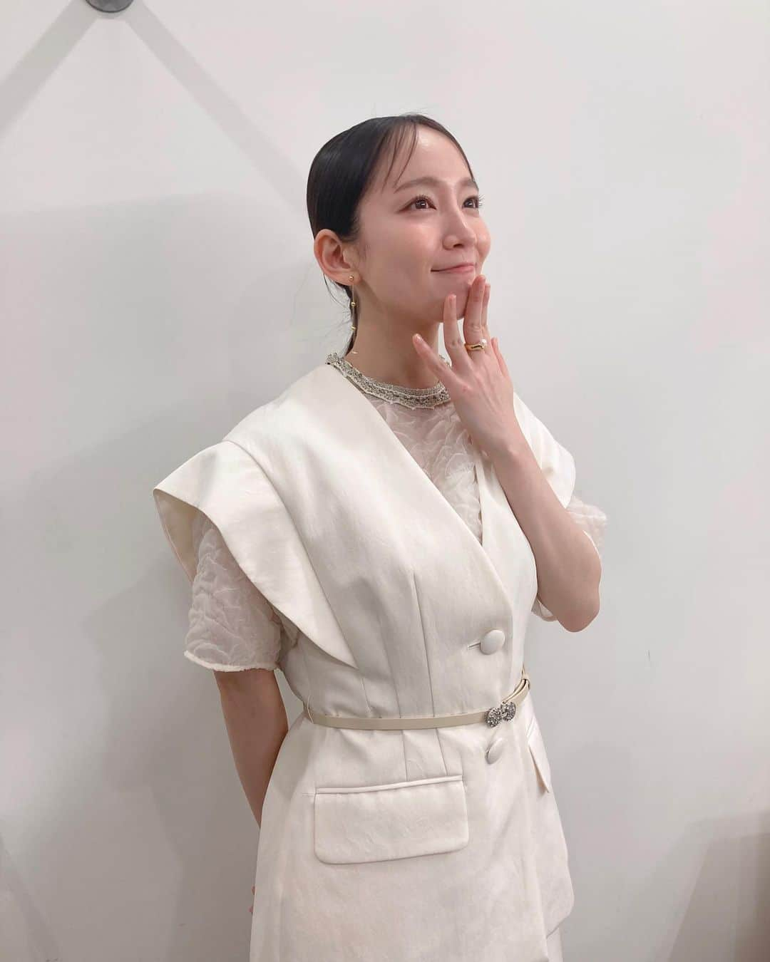 吉岡里帆（マネージャー）のインスタグラム：「今夜7:56からの「世界一受けたい授業」に真っ白セットアップが非常にお似合いな吉岡さんが出演します🌹👏  そして明日は…  30歳のお誕生日！！&写真集発売日！！㊗️㊗️㊗️🌈👼🏻🕺💃👑💐✨☀🫶❤️️🎂🏵🦄💐💓❤️❤️✨🎂🦄✨🫶🔥👼🏻💃🎂💓🌈💐🦄🏵🕺🌹❤️  しかも…  ①14:00からの「ザ・ノンフィクション」はナレーションを担当 ②16:30頃から写真集発売記念のインスタライブ ③18:00からはナビゲーターを担当している「UR lifestyle college」  と盛りだくさん〜！！！ ぜひお楽しみに🥹🫰🥹🫰  #いつかの吉岡さん  ◇  tops/vest/skirt @leurlogetteofficial」