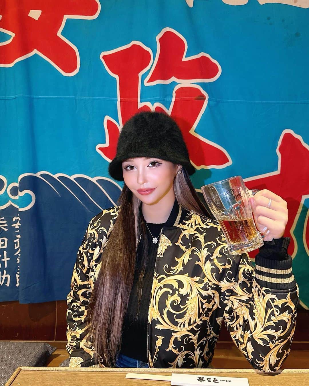 のいちゃんのインスタグラム：「居酒屋にて🏮 . . . #ベルサーチ#versace  #みつあみアレンジ #chanel  #afactory #ダウンタイム #ショートカット#シーシャ#ドレス #vantyme#travel#summer#diet#sea#beauty#整形#豊胸#makeup#川越#沖縄#大阪#北新地#ミナミ#東京#新宿#歌舞伎町#博多#錦#キャバ嬢#シーシャ#のいちゃん」