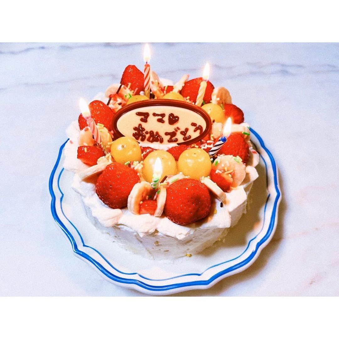 豊田エリーのインスタグラム：「🎂 My daughter made me the most delicious and cutest birthday cake in the world🥰  世界一美味しくて可愛いケーキ。娘作🫶🏻」