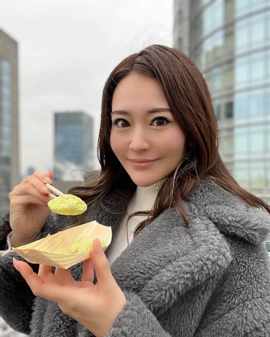 うさびったのインスタグラム：「I went to a rice-cake pounding.  都会の餅つき大会に当選したので行ってきたよ🌾✨  山形の郷土料理食べたんだけどきなこが黄緑色でびっくりした😳  青きな粉っていうらしー✨まだまだ知らない世界がいっぱい🤣  あとこの雪若丸とつや姫が美味しすぎる🌾✨お米で感動したの久しぶり🥺✨  #餅つき #雪若丸 #もちつき #青きな粉 #ricecake」