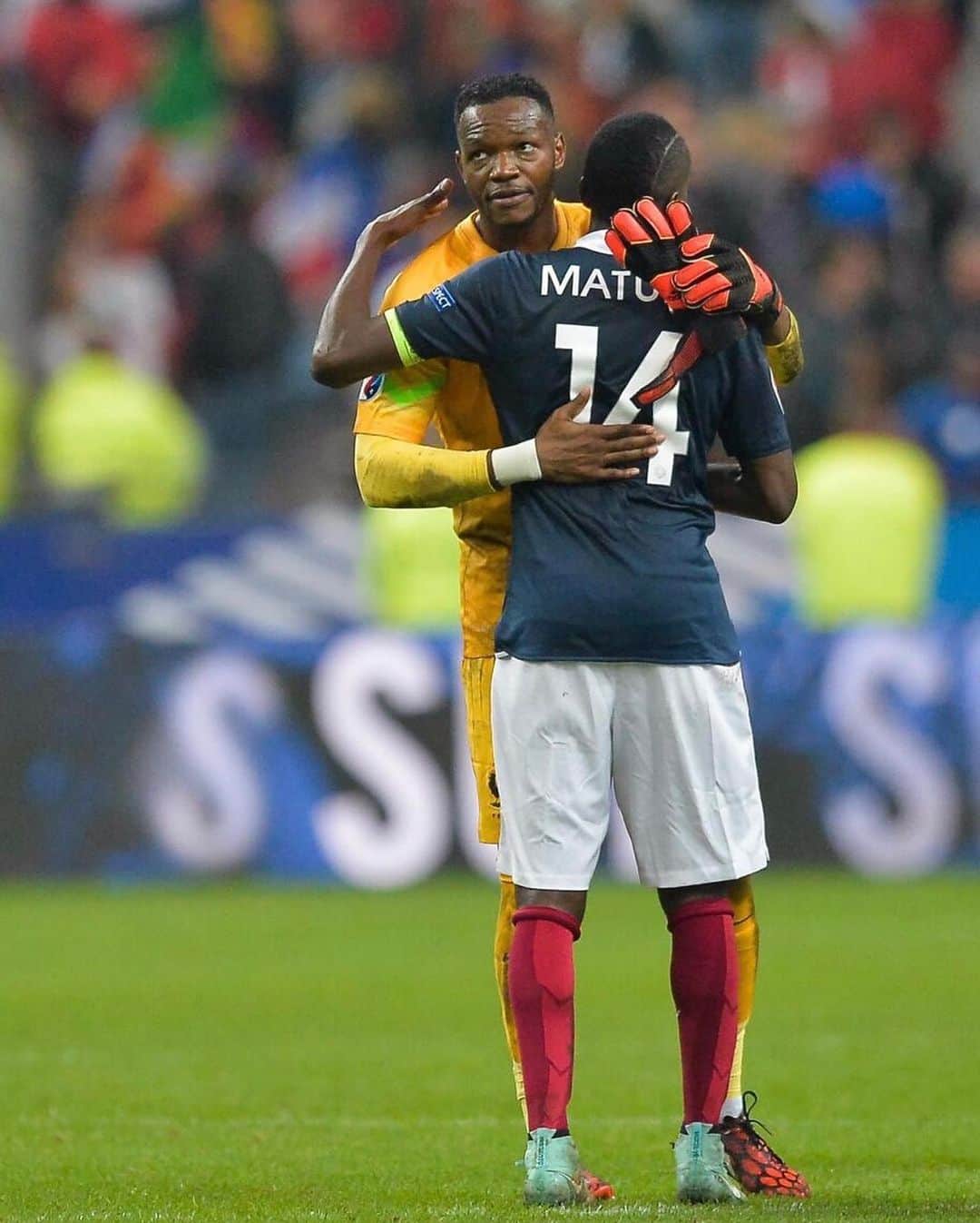 のインスタグラム：「Félicitations pour ta grande carrière internationale @stevemandanda1 . Je t’appelle mon grand grand frère en raison de la façon dont tu m’as accueilli, accompagné et inspiré, comme tu l’as fait pour beaucoup d’autres. MERCI pour tout grand frère 💙」