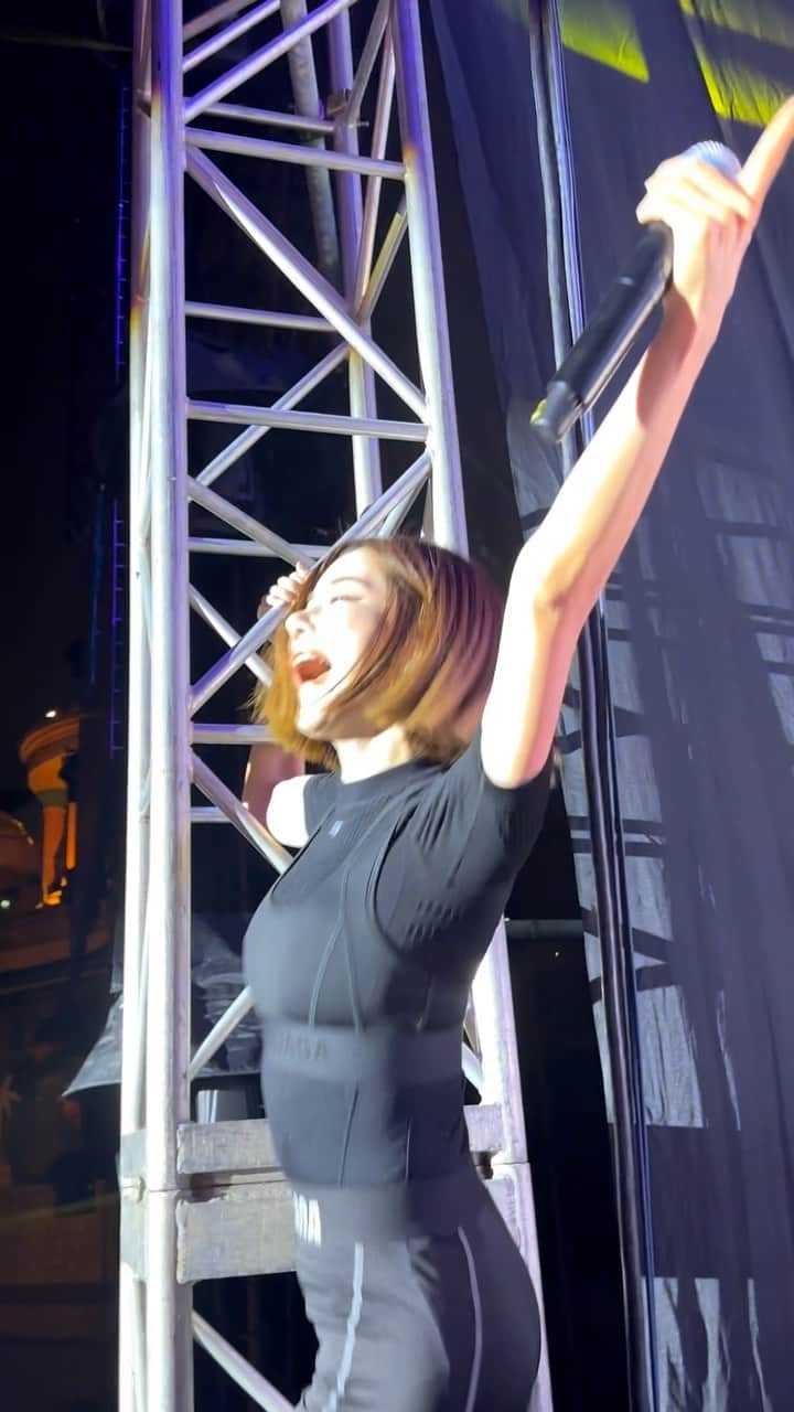 Dj Sodaのインスタグラム：「철기둥에 안올라가기로 약속하고서 몰래 올라가서 매니저님한테 혼났어요…😭다음에는 더 높게 올라가야징~~😝 I promised with my managers that I won’t climb up to the pole, but I did anyway. So I got scolded by them🥺I feel sorry, but I’ll climb more higher next time😜」