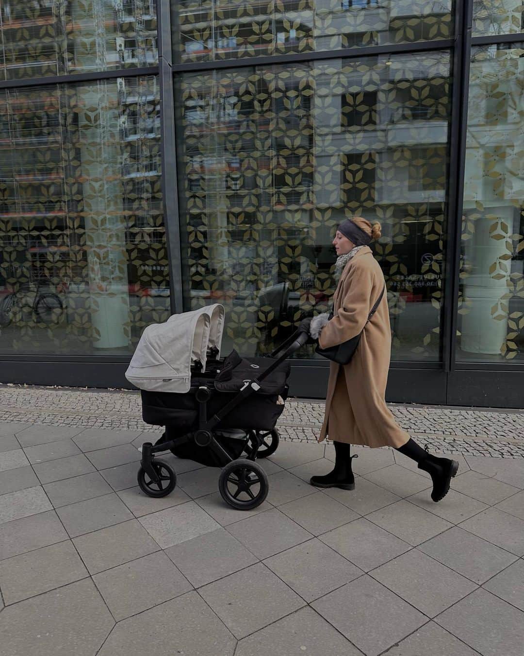 FashionMuggingのインスタグラム：「Cuddles, coffee and stroller walks on repeat #firstmonth #momoftwins」