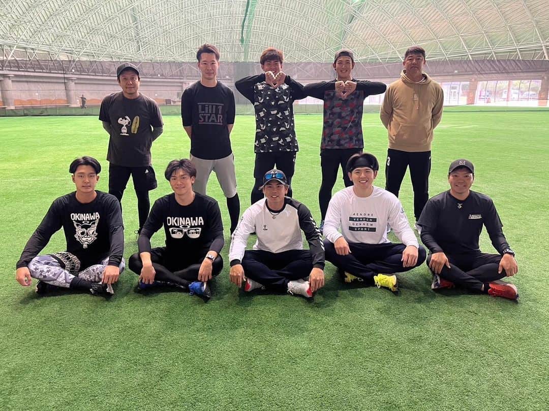 のインスタグラム：「TEAM梅野で自主トレ参加さしてもらってます！！ 梅野さんには技術や考え方たくさんのことを勉強さしてもらい本当に毎日充実しております。 またみんなで沖縄の暖かい中練習でき本当にいい自主トレ過ごしてます！ . #TEAM梅野 #梅野隆太郎  #師匠 #山本祐大 #湯浅京己  #桐敷拓馬  #小幡竜平」