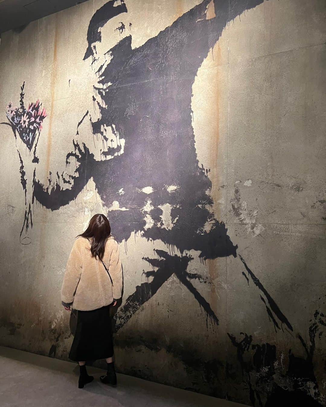 安村真奈さんのインスタグラム写真 - (安村真奈Instagram)「・ バンクシーって誰？展に行ってきました❤️ 映画のセットみたいでずっと楽しかったです^ ^  #バンクシーって誰展」1月14日 18時37分 - yasumura_mana