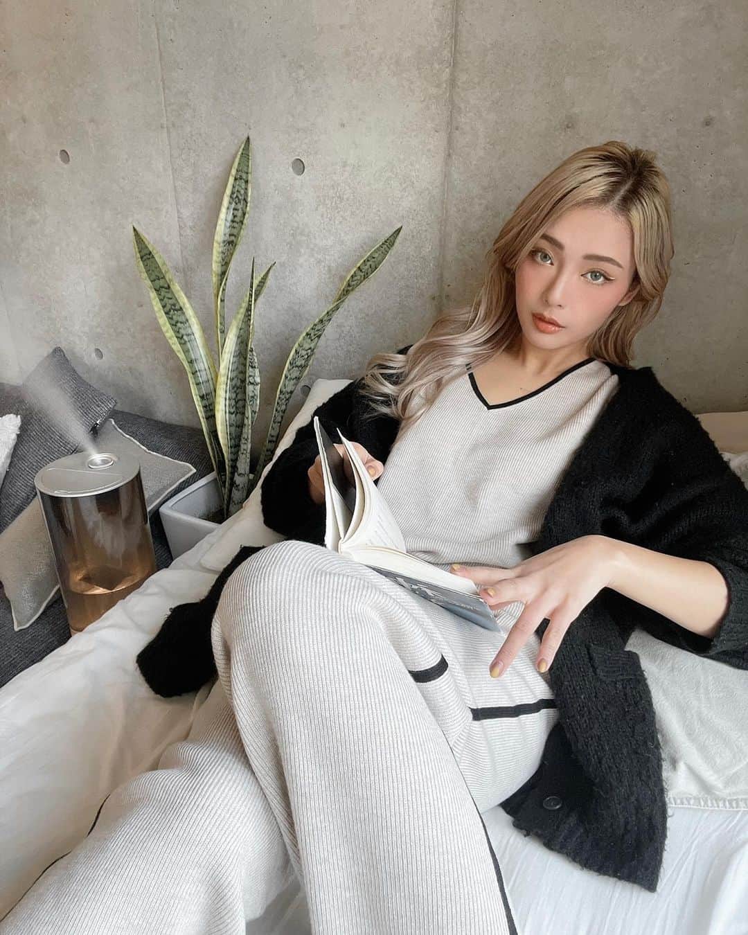 のインスタグラム：「読書は、新しい学びを得られるよね🤲✨  どの文章から何を感じて、 どういった概念を作り上げるかは自分自身☺️🌱  自分というのは、様々な概念の集合体だね🌿  この世の中は、自分の概念を作る材料が たくさん溢れているねえ🧚🏻‍♂️🎶  ▫️お部屋着 11438808  ▫️アロマ調合体験 11586113  @SHEIN_Japan   1〜5,999円までは15%OFF 6,000円以上は20%OFF クーポンコード ［ ri420 ］ よかったら使ってね☺️🫶✨  #SHEINforall」