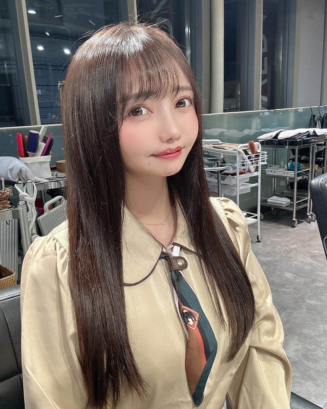 遠藤 玲奈 /endo renaのインスタグラム：「どよーびっ！ 珍しく髪ストレート𓂃 𓈒𓏸◌  昨日カラーして髪ちゅるりに🐇 きしさんいつもありがとうございます◡̈𓂃◌𓈒𓐍 @aveda_yugokishi   #AVEDA#南青山#表参道#ヘアサロン#髪質改善#ロングヘア#ロングヘアスタイル#グレージュ#アッシュ#丸襟#ブラウスコーデ#スカーフコーデ#サロンモデル#ではもうない🥹」