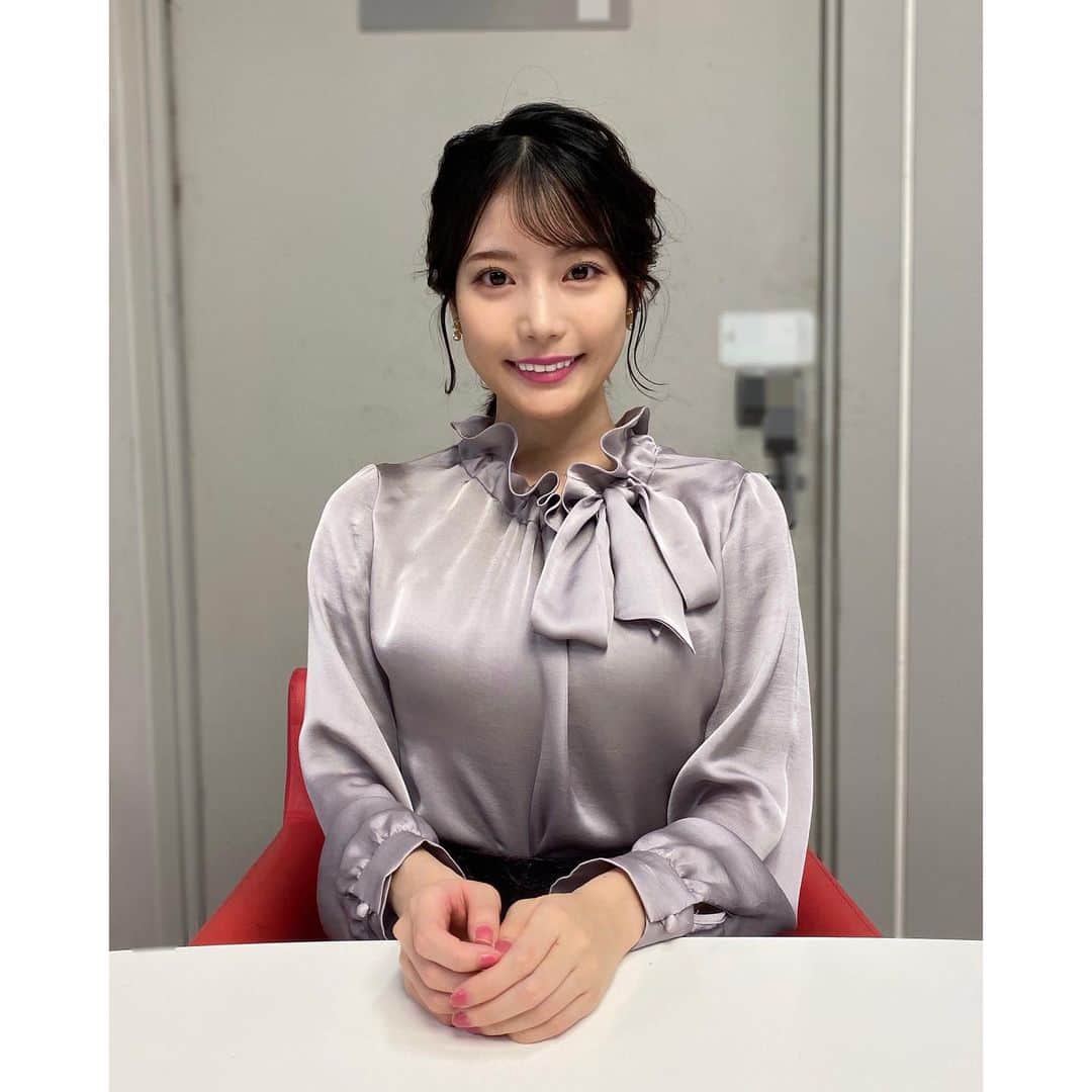 竹俣紅のインスタグラム：「⭐️ 今週もありがとうございました！ ⁡ ⁡ 1枚目: 光沢のあるトップス。 紫っぽいグレーというのかな、 なんともいえない不思議な色でした✨ ⁡ ⁡ 2枚目: アシンメトリーのデザインが特徴的なスカート。 ⁡ なんだか踊れそう〜！ 動きのある写真を撮ろう！ と思ったのですが、 結果、座っている写真になっていることで察してください。 ⁡ ⁡ 3枚目: 強風の日だったので、前髪を編んでもらいました。 ⁡ お台場は普段から風があるところなので、 強風注意報の出ていた日は、 すさまじい風の強さ💦 ガチャピンのかたい背びれがブルブルなびいていました。 ⁡ ⁡ 4枚目: “天気は下り坂”のガチャピン。 ⁡ 実はいつもガチャピンは 「ソラよみ」の最中、画面に姿が映っていないときでも、 私がお伝えする予報の内容に合わせて、ずっと動いてくれているんです！ ⁡ せっかくかわいいのに、映らないのがもったいない！！ こんな感じで、ガチャピンは予報を体で表現し続けてくれているんですよ☺️ ⁡ ⁡ 来週もよろしくお願いします✨ ⁡ ⁡ #イット #ソラよみ #ガチャピン ⁡」