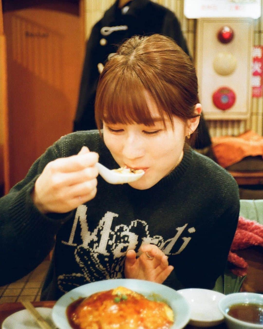 藤本林花美愛さんのインスタグラム写真 - (藤本林花美愛Instagram)「町中華🥟🥢  大好きな天津飯と餃子  おなかいっぱい食べました😋 美味しかった〜  Photo: @abeasamidesu」1月14日 19時16分 - lily_1001_official