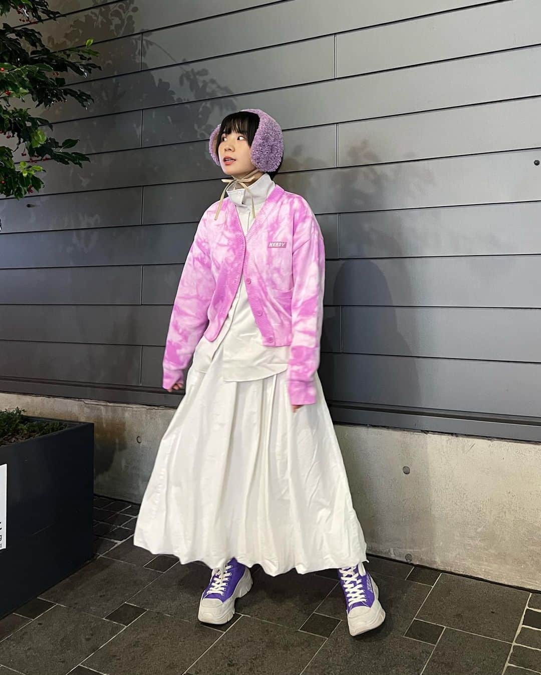 光永のインスタグラム：「パープル×ホワイトコーデ🦄 ガーリーに仕上がりました。 この日は、こんなスカートなのにお構いなしに自転車乗りました🚲 ㅤㅤㅤㅤㅤㅤㅤㅤㅤㅤㅤㅤ カーディガン、スニーカー：#NERDY シャツ：？？ スカート：#minelal イヤマフ：#casselini ㅤㅤㅤㅤㅤㅤㅤㅤㅤㅤㅤㅤ #ootd #outfit #冬コーデ #骨格ナチュラル #骨格ナチュラルコーデ #ブルベ冬 #ブルベ冬コーデ #イヤマフ #キャセリーニ #白スカート #ショートヘアアレンジ」
