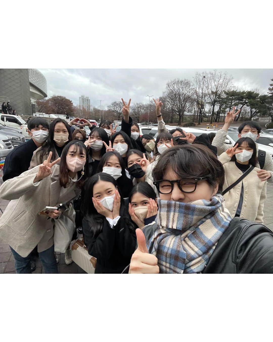 ユ・スンウのインスタグラム：「정말 사랑받고 있구나. 두 달 동안 느낀 깊은 환희를 건조한 저의 성격으로 표현하기엔 엄두가 나지 않아 답답합니다😂 뮤지컬 드라큘라(서울) 잊지 못할 거예요! 우리 팬분들 비롯한 관객분들 스태프분들 배우분들 모두 저보다 좋은 하루 되시길 바라며 저는 오늘 마지막 공연의 여운을 누리겠습니다 치얼스🍻🍻」