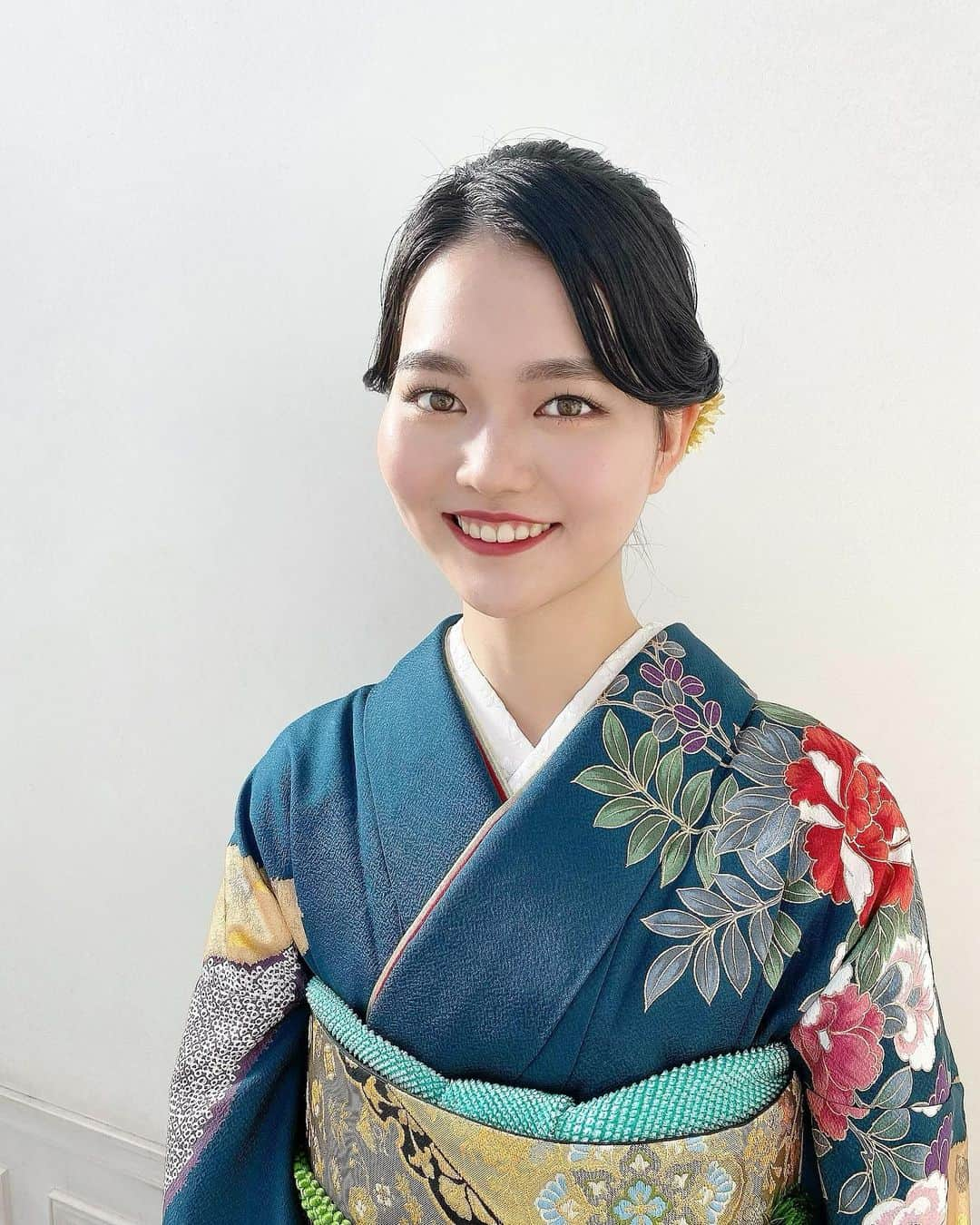 宮原幸恵のインスタグラム：「卒業式ヘアメイク👘🌸  パーツを活かした 引き算メイク👀✨  お着物に負けない強さと 華やかさは欲しいけど 足してばっかだとただ濃いだけ🙅🏻‍♀️  元のパーツがしっかりしてる 美人さんだったので そこを活かしながら計算を❤️  目元を強調させるために アイメイクを濃く乗せるのではなく 眉毛をマスカラ使って柔らかく仕上げたり…  リップをシックで深い色で仕上げたかったので チークは血色を良く見せる程度に うちから滲むように優しく乗せたり💓  お客様の持つ上品さが さらに引き立つような ヘアメイクを心がけました😚  そして高身長で とってもスタイルがいい❣️❣️  本当モデルさんのようでした🥰 お美しい✨  大切な日のヘアメイク お任せいただきありがとうございました🌸  とても喜んでいただき 後撮りのご予約もいただけて 嬉しかったです☺️  楽しみにしております❣️❣️  改めて、 成人おめでとうございます㊗️  #成人式ヘアメイク #成人式メイク」