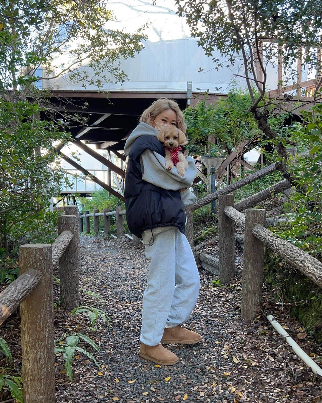 のインスタグラム：「.  11月の終わりのグランピング🎪 🐶と行けるところ少ないからうれしい🥰  超時差投稿😂🙏  そんなグランピングの日は 超ラフコーデでした🫰  vest/pants ⋆ @shein_japan  tops ⋆ @lung.official  shoes ⋆ @ugg   #グランピング#犬と泊まれる宿#三重旅行#伊勢志摩グランピングテラスex#グランピングコーデ#カジュアルコーデ#カジュアル#冬コーデ#海外風コーデ#海外ファッション#ugg#アグ#158cmコーデ#骨格ナチュラル」