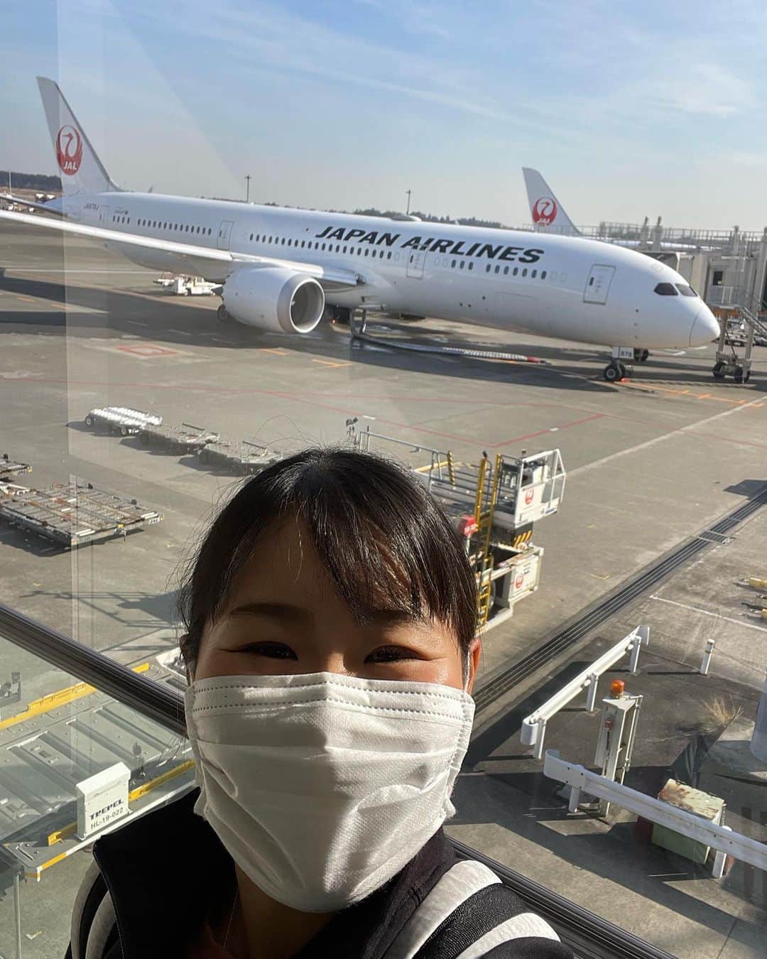 畑岡奈紗のインスタグラム：「I turned 24! Thank you all for your kind messages😊 I will continue to do my best!   Also my first flight of 2023 was birthday flight to the US✈️✨ @japanairlines_jal celebrated me during this flight and I got an amazing strawberries from a farm operated near the airport🍓 It smelled so sweet even when it was in the box. I was really happy to receive my favorite fruit as a gift♪   When I turned 20, four years ago, I went to the United States on my birthday, and the coming-of-age ceremony was on the same day, so I remember going out in a hurry lol😂   So this was my 2nd birthday flight ✈️ This time, I was able to travel to the United States with peace and comfort with the flight with @japanairlines_jal, who has been supporting me since I turned professional, and it became a wonderful memory. Thanks JAL for such an amazing support 😌   I'll do my best in the season opening match!  24歳になりました！ お祝いメッセージありがとうございます😊 これからも感謝の気持ちを持って頑張って参ります！  そして、今年初の渡米でバースデーフライトでした✈️✨ @japanairlines_jal 様にお祝いして頂きました！ 空港の近くで運営されている農園で採れたイチゴを頂きました🍓 箱に入ったままでも香る甘〜い匂いに実際頂いてもとっても甘く美味しかったです😋 大好きなイチゴのプレゼント嬉しかったです♪  実は4年前の20歳の時も誕生日に渡米して、成人式も同日だったのでバタバタと出かけたのを覚えています笑😂  2回目のバースデーフライト✈️ 今回もプロ転向当初からサポートして頂いている @japanairlines_jal 様のフライトで安心して渡米出来たこととても良い思い出になりました。 未だコロナの影響で大変な中サポートして頂ける事感謝申し上げます。 いつも本当にありがとうございます😌  開幕戦頑張ります！  #2023初フライト #バースデーフライト  #24」