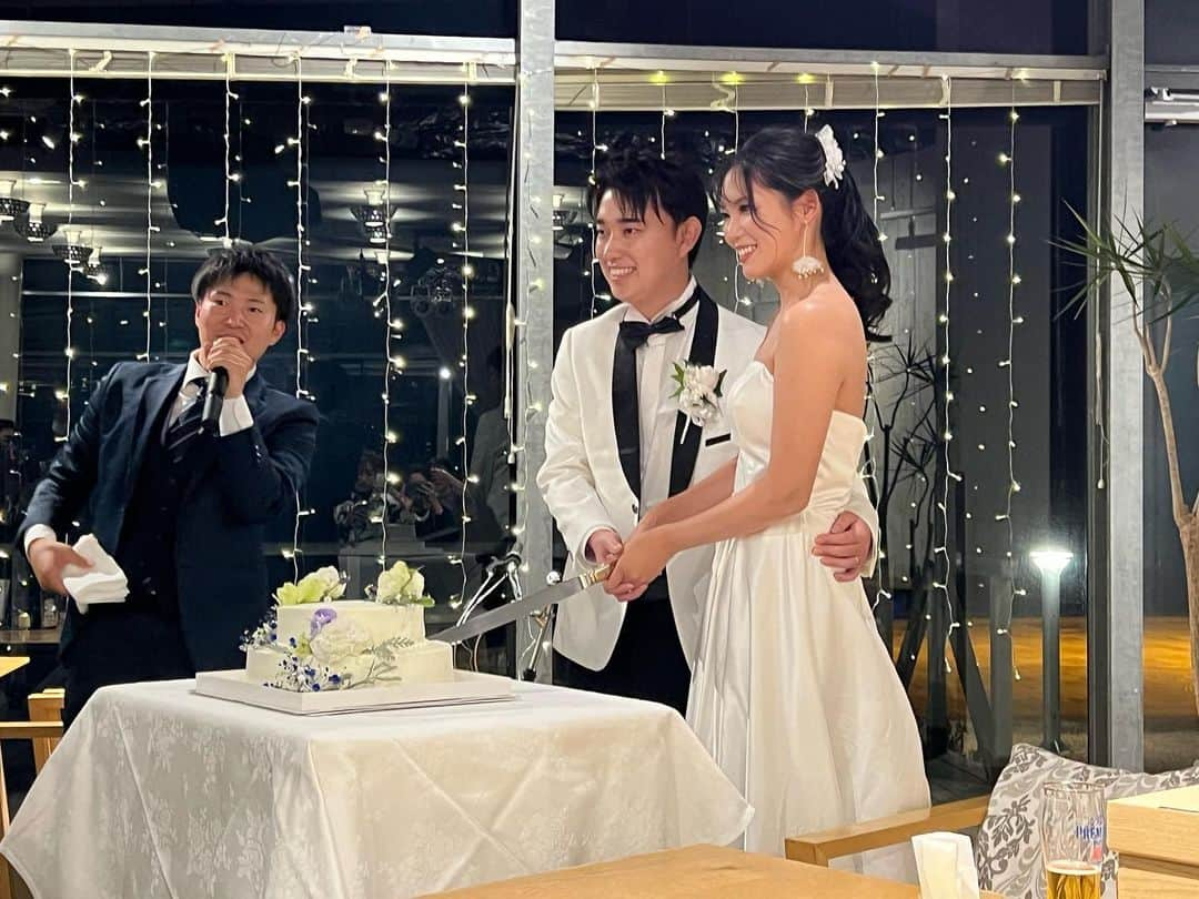 内田有理のインスタグラム：「Wedding party🥂❤️二次会💃 石田君幹事の元、70名もの方が来ていただき感謝です🥰 レッドカーペットとイルミーネーションでおもてなししたくみんなで設置してくれて本当ありがとう💓  ゲームでは意外なハプニングありつつ「あまり物には福来たる」でしたね✨‼️  ケーキも用意してくれて、私の方はほぼ式と二次会入れ替わりだったから出来て良かった😌🎂🔪  コロナで来れなかった子も数人いて、本当健康が一番だなって、一緒に集まってこの瞬間を過ごせるのは奇跡的な事なんだなってつくづく思いました😣  これからもよろしくお願いします✨✨  #結婚式 #卒花 #卒花嫁レポ #香川県結婚式 #ミケイラ #結婚式二次会」