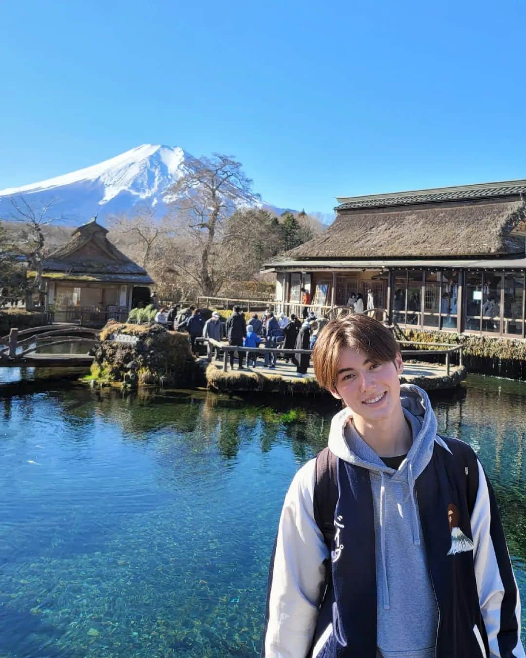 翔のインスタグラム：「Went on a fun trip⁡ ⁡富士山見に行った〜!⁡ ⁡⁡ ⁡#富士山 #ブランコ #冬」
