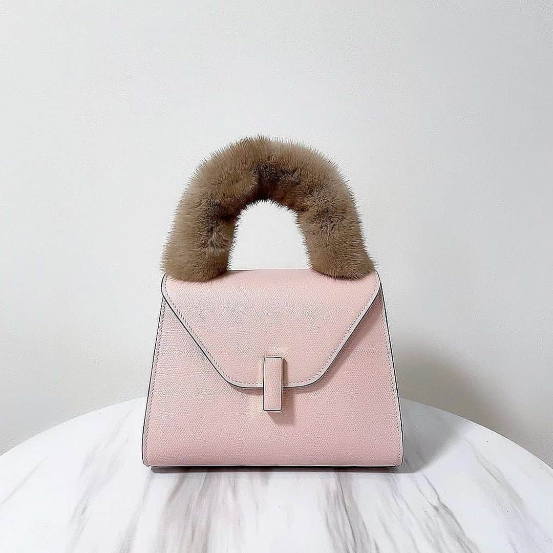 のインスタグラム：「． 念願のValextraのミニイジィデ🤍 桜っぽい上品ピンクのペオニアに 冬仕様のハンドルカバーが最強にかわいくて ずっと眺めてるー☃️♡  #valextra#ヴァレクストラ#イジィデミニ#イジィデ」