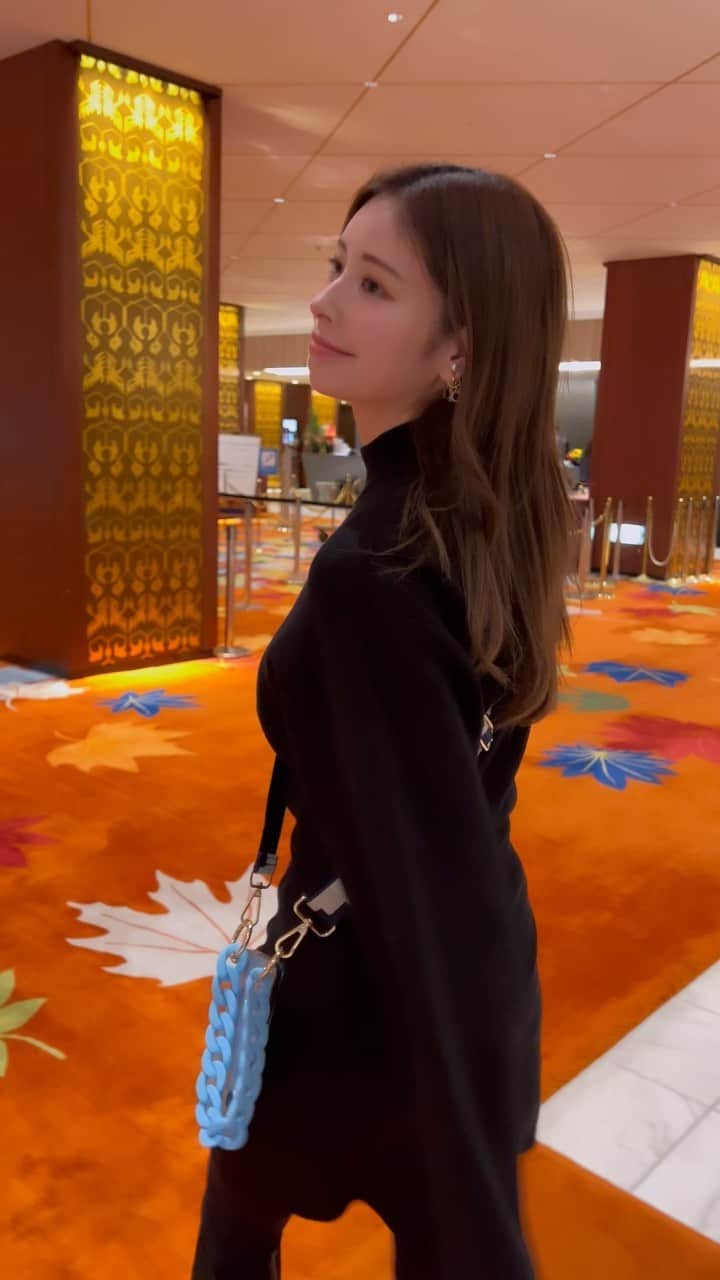 のインスタグラム：「リールはノーマルカメラ📷❤️‍🔥  iPhoneストラップ可愛いでしょ🤗 @iphonecase_salondoudou 🤍🤍🤍  ・ ・ ・ ・ ・ ・ ・ ・ ・ ・ ・ ・ ・ ・ ・ ・ ・ ・ #iphoneケース#iphone14promax#スマホ#スマホショルダー#スマホケース#スマホストラップ#スマートフォン#salondoudou#ブラックコーデ#ブラックカラー#革#主婦#ママライフ#ママファッション#ママバッグ#ママコーデ#子育てママ#男の子ママ#ショルダーバッグ#shoulderbag#休日コーデ#休日の過ごし方#着回し#着回しコーデ#着回しアイテム#リーガロイヤルホテル大阪#北新地#北新地グルメ#デートコーデ#夫婦デート」