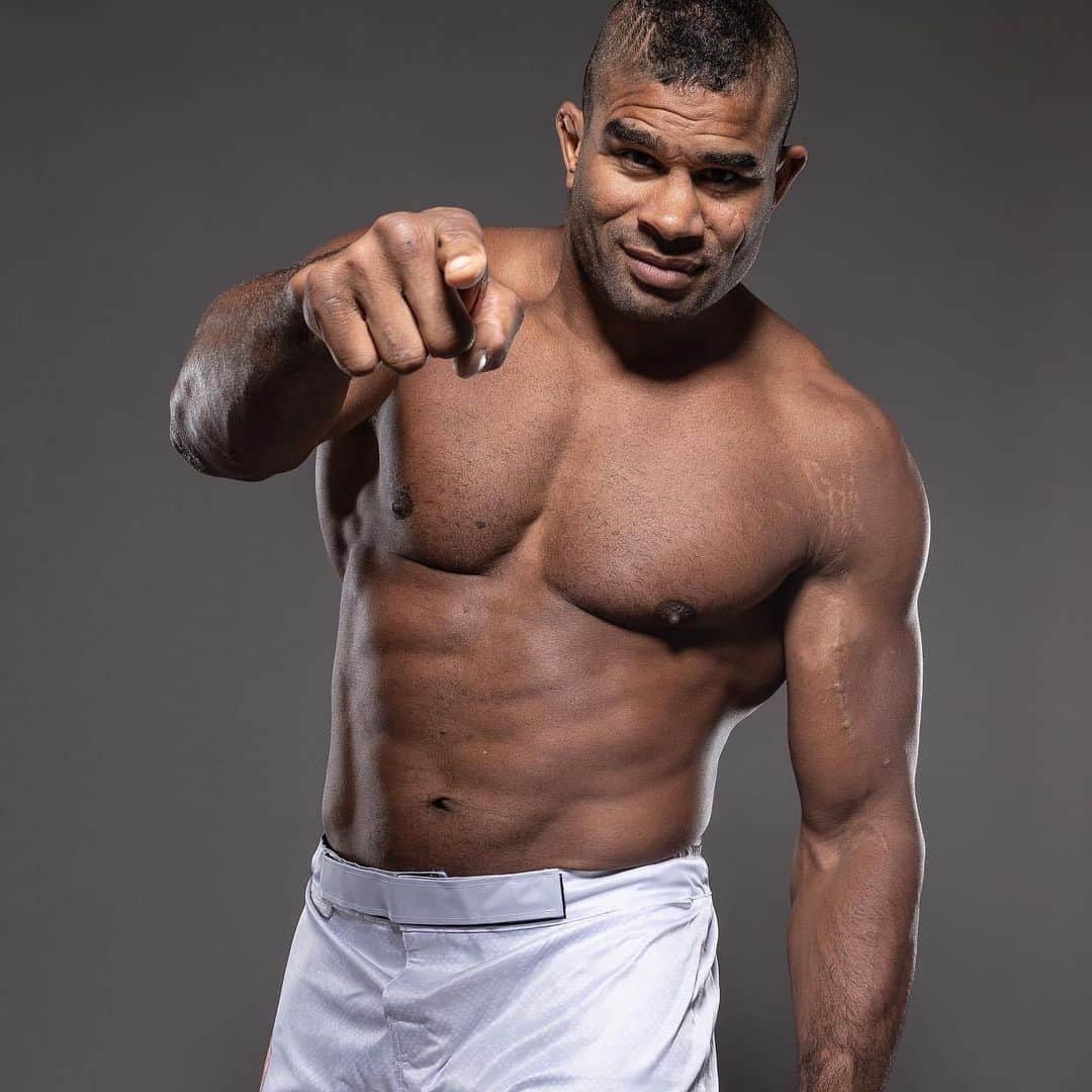 アリスター・オーフレイムのインスタグラム：「Just to set the record straight…  I’m on a holiday in Thailand and was invited to an One FC event in Bangkok. As a fan of the sport, I always enjoy watching some good fights. Just as a visitor. Nothing more, nothing less.   So… for all the people who love to spread rumors; sorry guys :) no gossip here. I’m dedicated to @glorykickboxing 🥊」