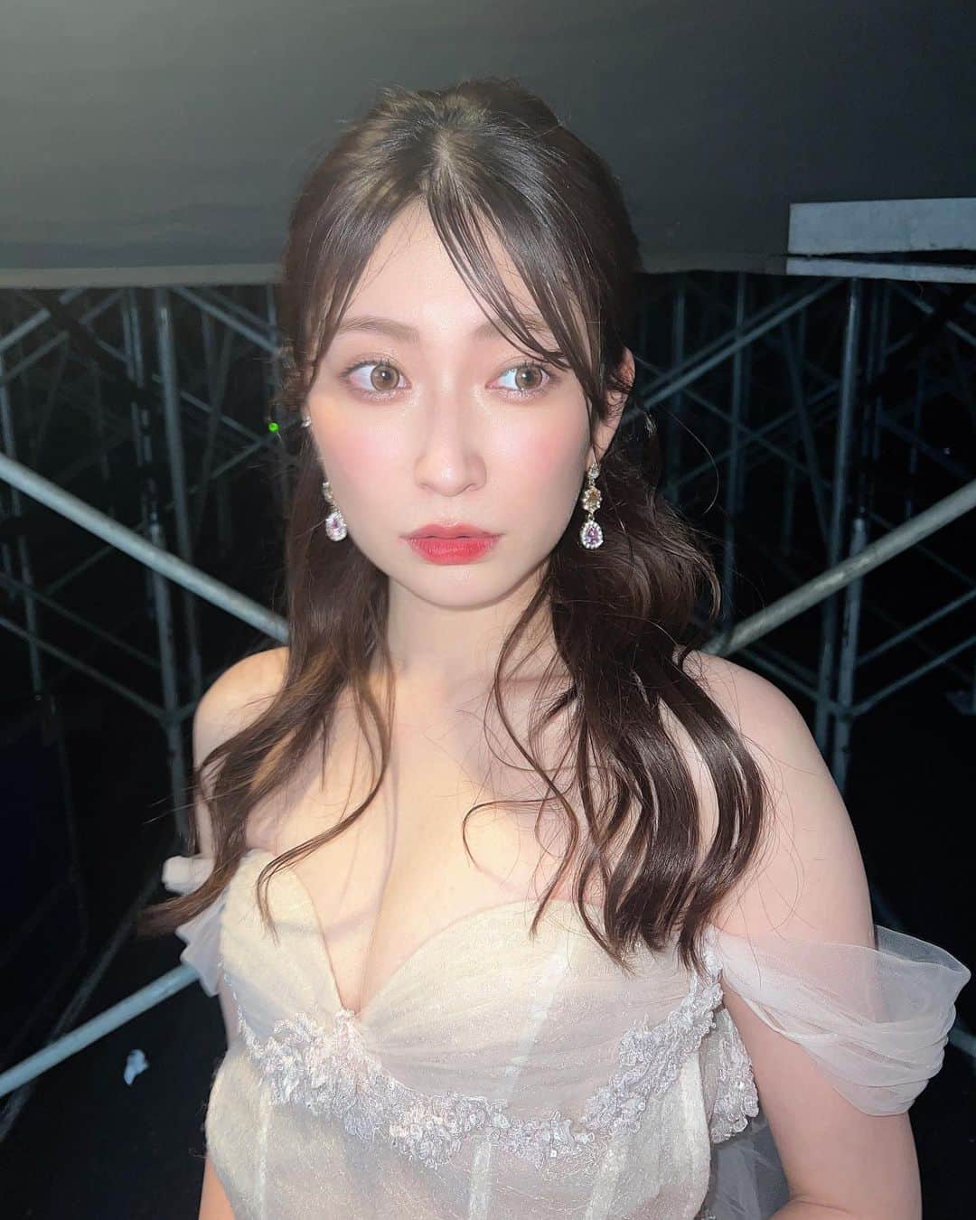 吉田朱里のインスタグラム：「#TGCしずおか  ありがとうございました！❤️ . 今回はSBC湘南美容外科クリニックさんのステージでドレスを着ての ランウェイでドキドキでした💓 . 先週、今日のランウェイに向けて SBC湘南美容クリニック さんにて イオン導入とウルトラリフトハイフを受けてきました❣️ . イオン導入は初めてだったのですが 肌がぷるんとしてくれて乾燥する今の時期にはとてもありがたい🙏❤️ また受けたいです！ . 久しぶりの静岡とーっても楽しかったです！！！ また次も来れますように💓  #湘南美容クリニック　#イオン導入　#ハイフ　#TGCしずおか2023 #AD」