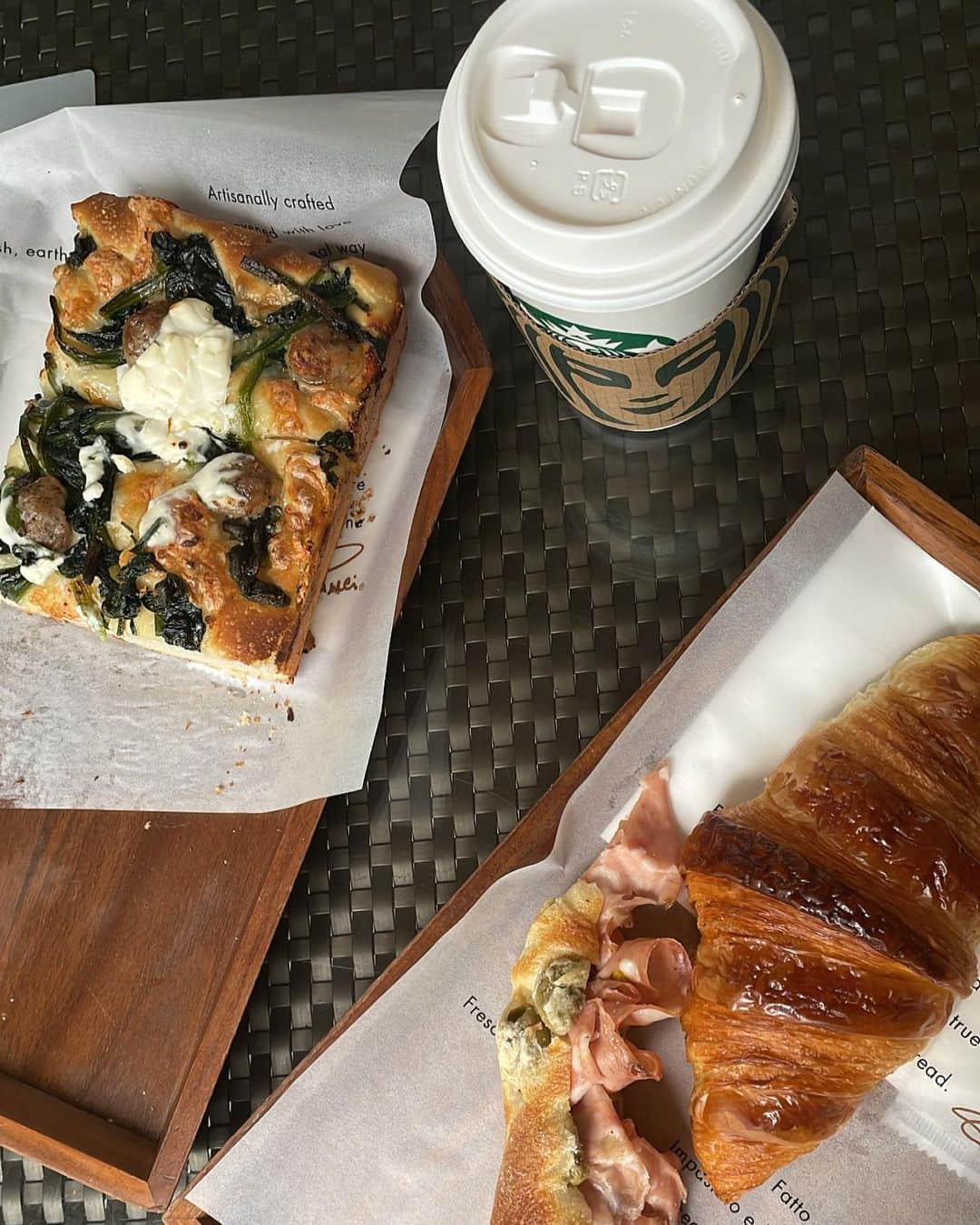 志茂彩奈さんのインスタグラム写真 - (志茂彩奈Instagram)「・ 念願のパン🥐最高においしい、、 あと３つぐらい食べれそうだったけど我慢  美味しいパン屋巡りしたい！！」1月14日 20時43分 - nayaas___
