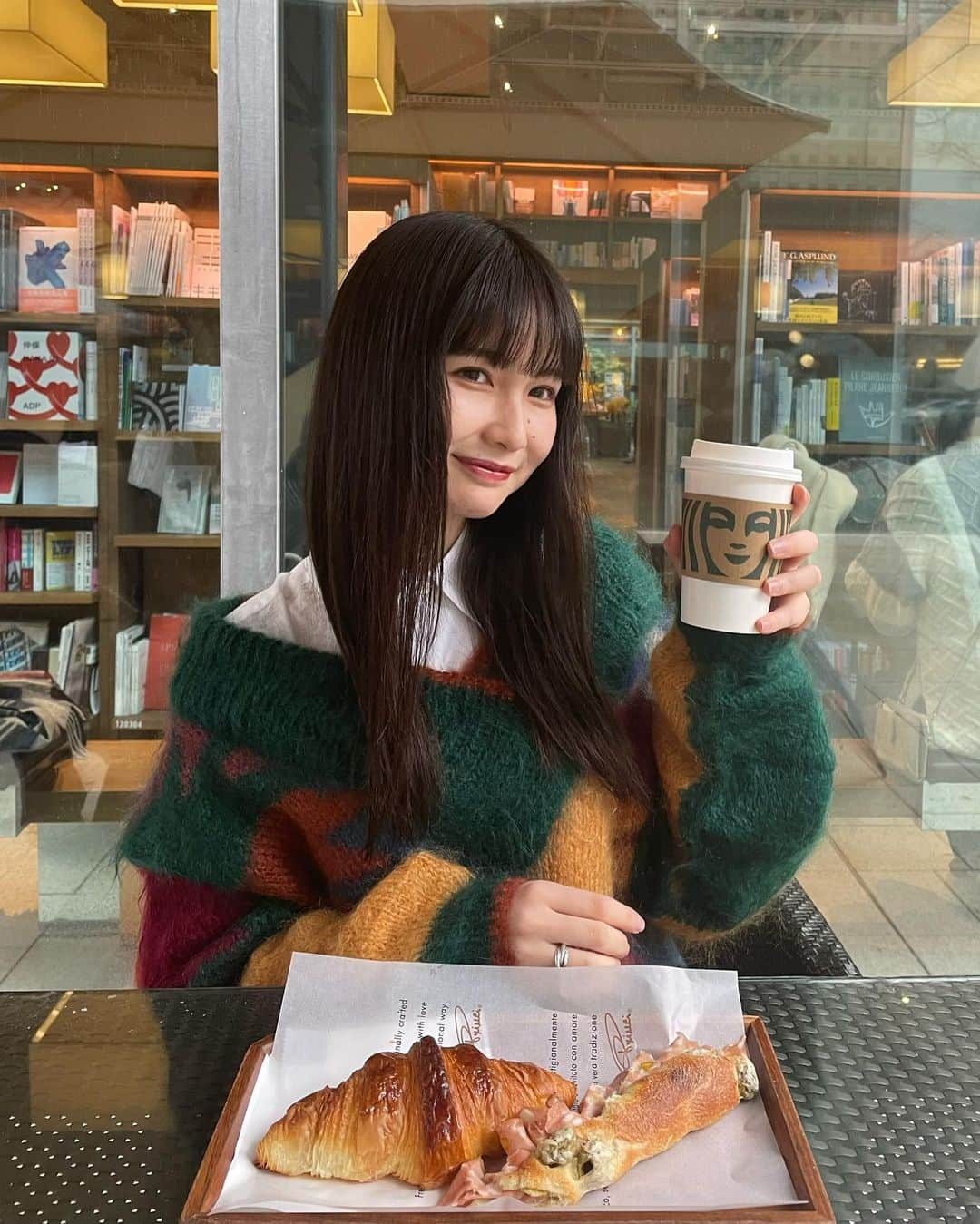 志茂彩奈のインスタグラム：「・ 念願のパン🥐最高においしい、、 あと３つぐらい食べれそうだったけど我慢  美味しいパン屋巡りしたい！！」