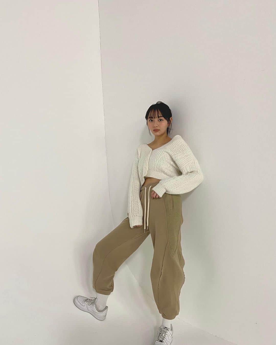 加藤栞のインスタグラム：「． tops @hollisterco  bottom @adidas  shose @nike」