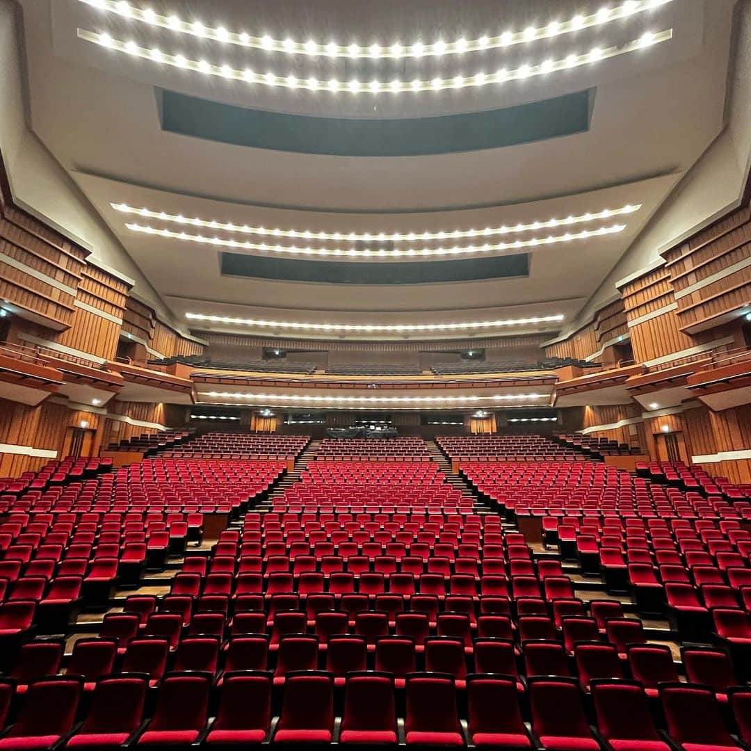 のインスタグラム：「#ミュージカル東京ラブストーリー  初日で千秋楽だった愛知公演！ 20日ぶりの公演でしたが、全力で楽しめた公演となりました！  来週の広島公演にて大千穐楽となります！ 残り1公演、大切に楽しみながら駆け抜けたいと思います！ 広島でお会いしましょう！！  2枚目は新幹線移動中のあっちゃんと！同じポーズで爆睡してました😴😴」