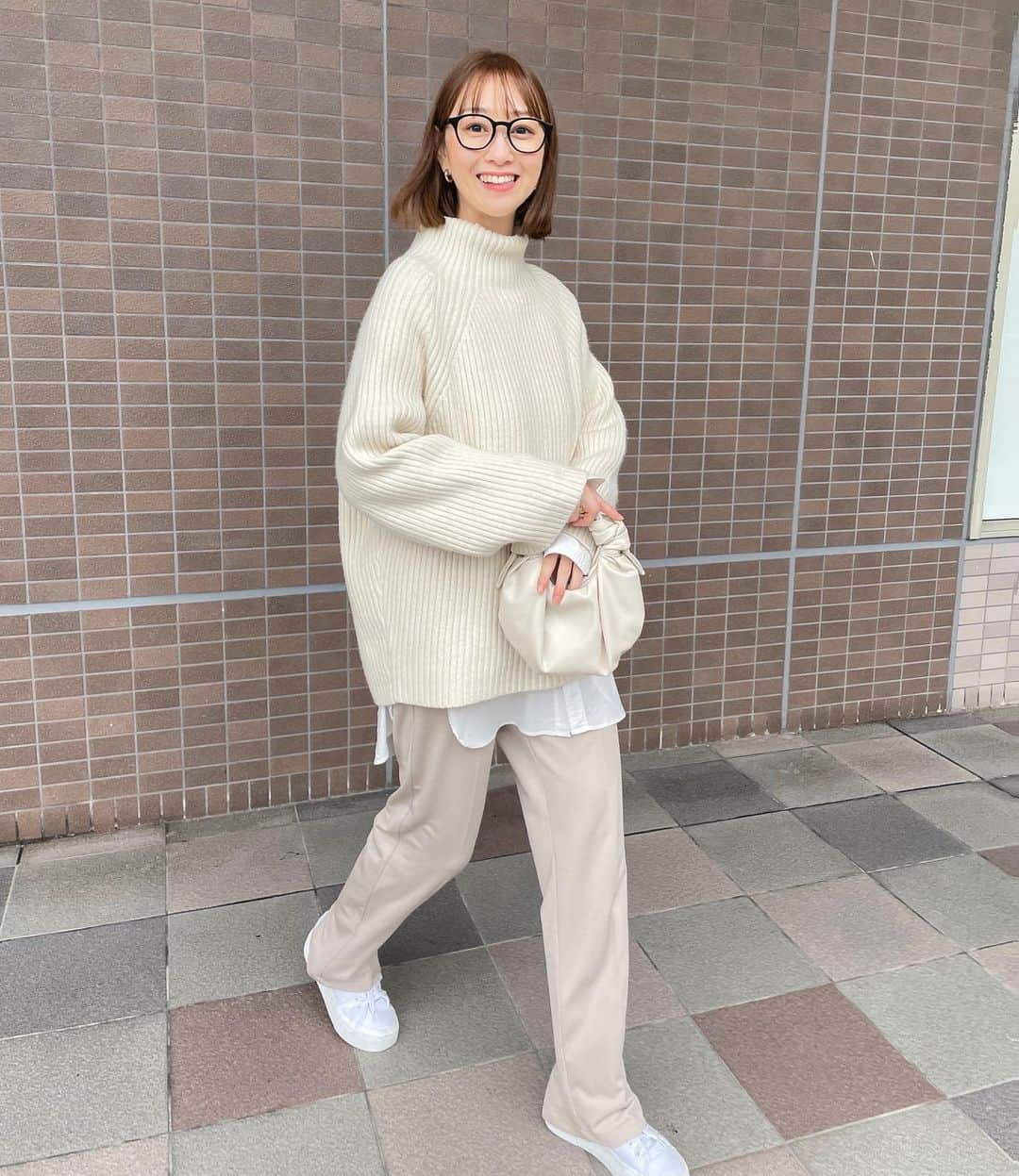 保木ちひろさんのインスタグラム写真 - (保木ちひろInstagram)「☔️ 雨の日なのに白スニカー履くという😇 しっかり汚して帰ってくるという😇🫰🏻 . . #シトリンチャクラ #citrinechakra  #ママコーデ」1月14日 21時10分 - hokichihiro