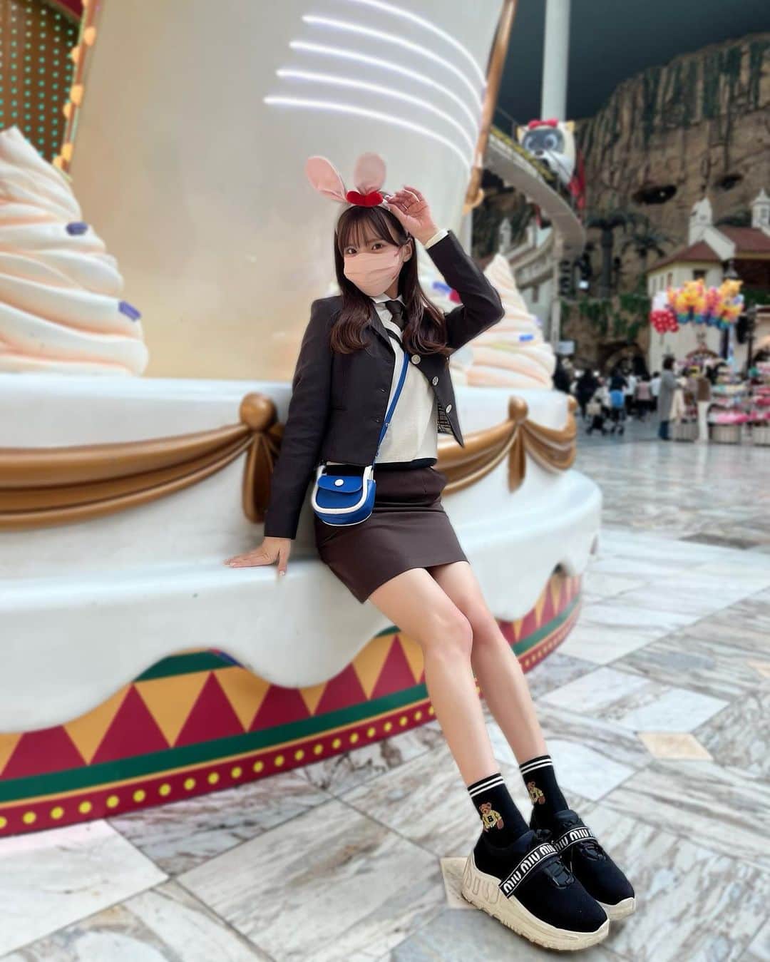 のインスタグラム：「🐰🏰  韓国旅行 ♥.♥ ロッテワールドで韓国制服きた🤎」